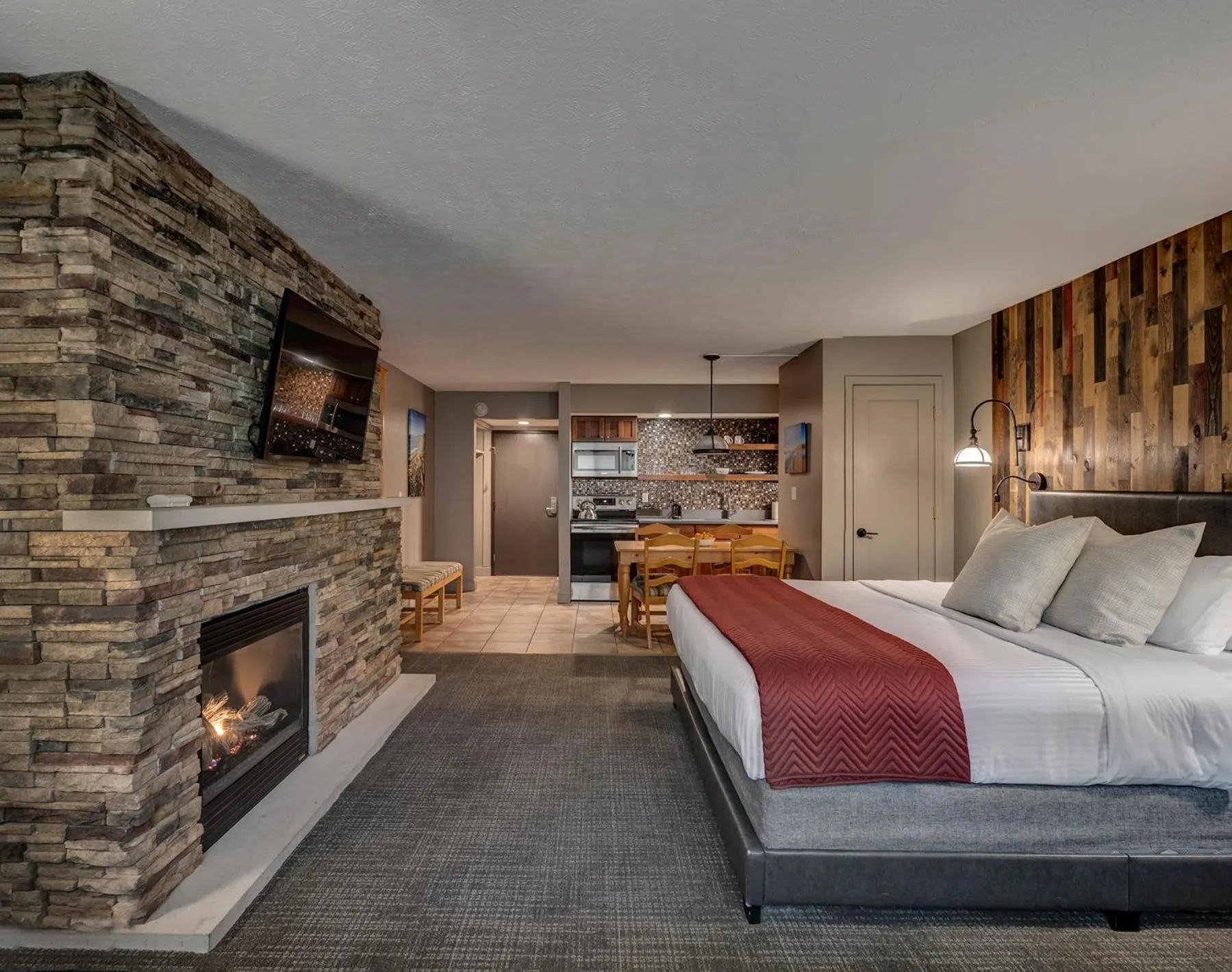 Dining area, Bed in Crystal Mountain