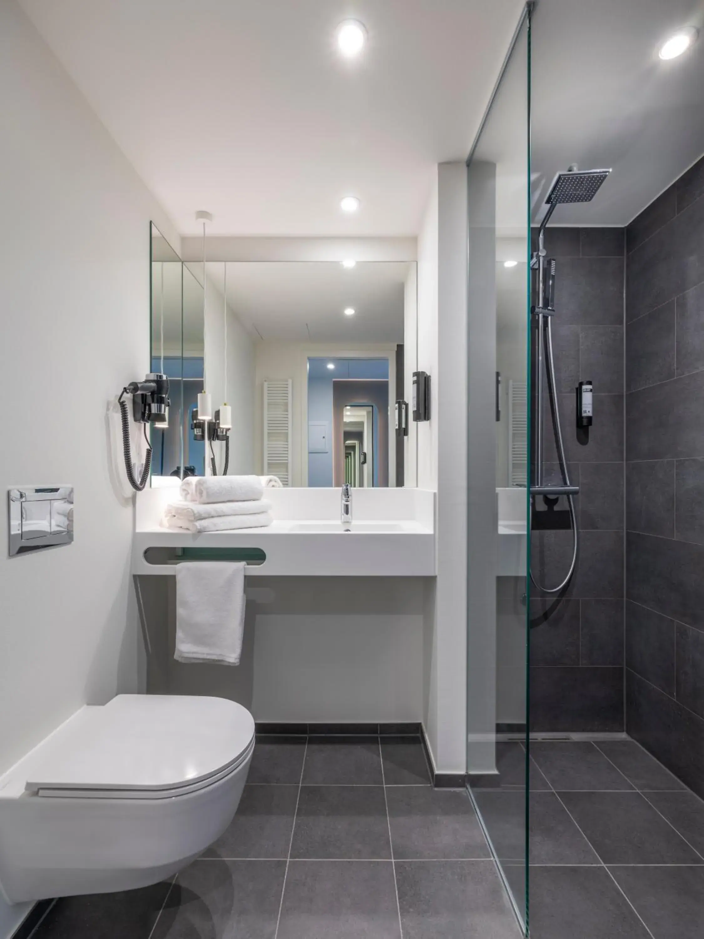 Bathroom in Zleep Hotel Frankfurt Airport Kelsterbach Bathroom in Zleep Hotel Frankfurt Airport Kelsterbach