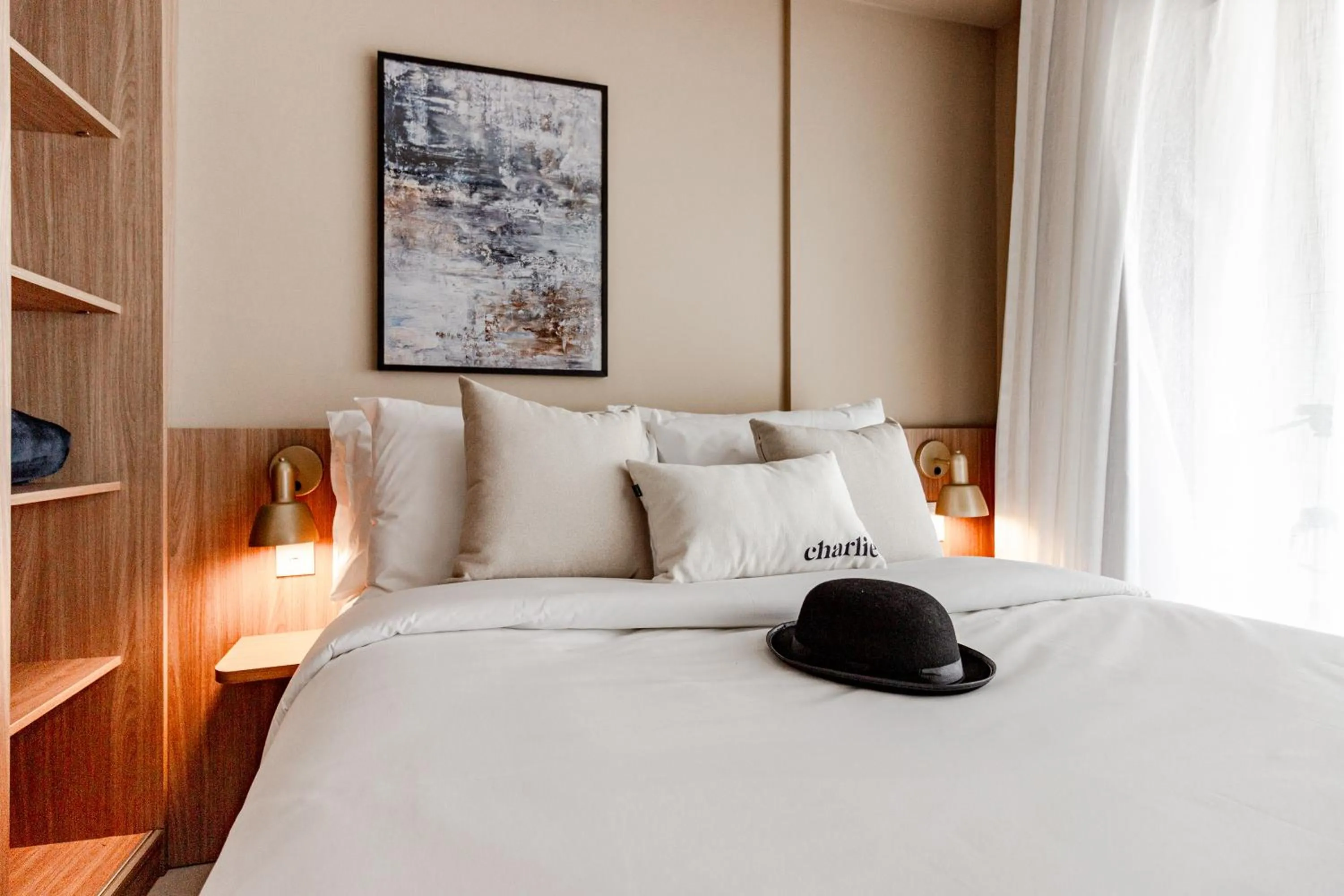 Bed in Charlie Window Moema