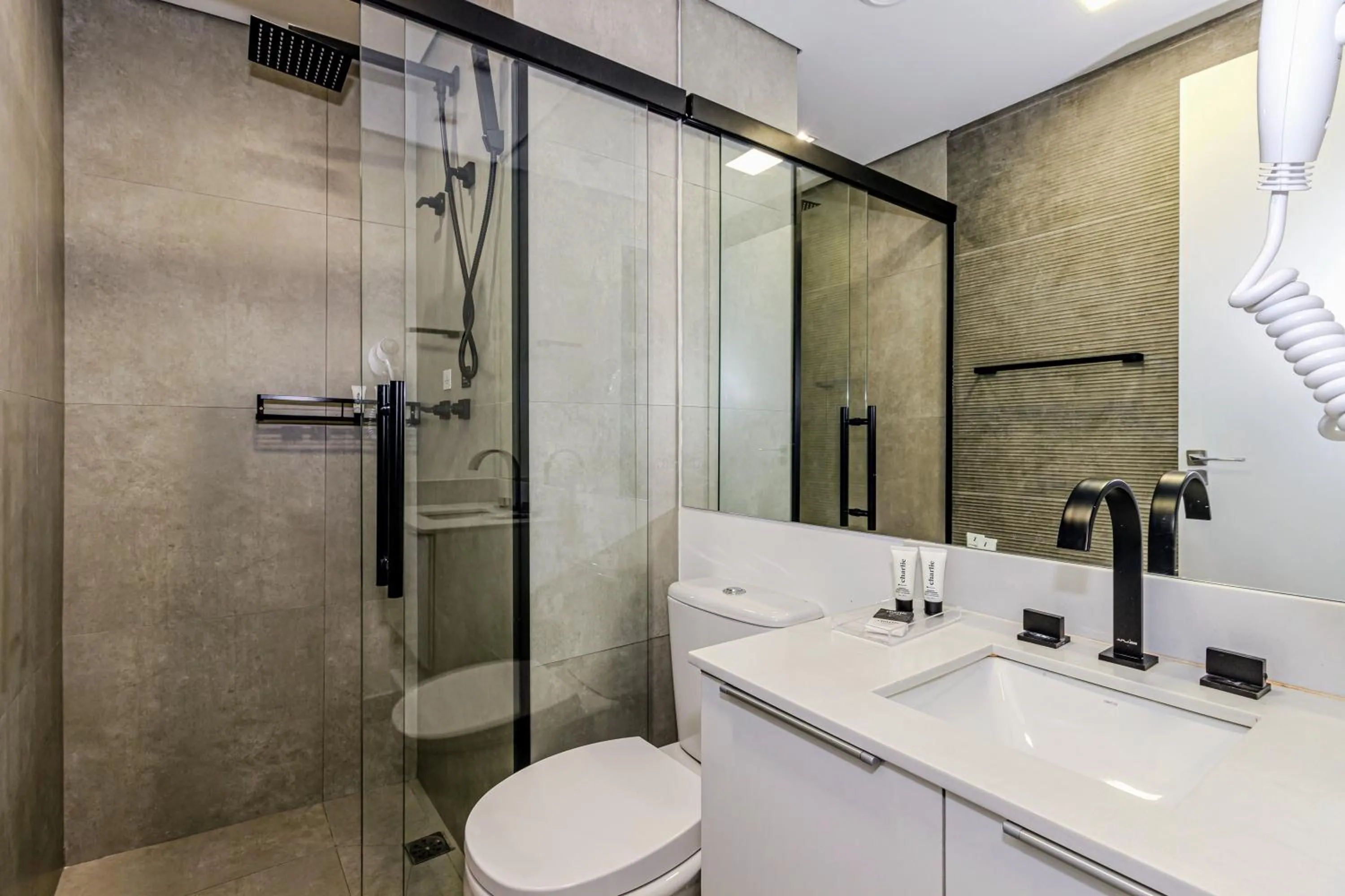 Shower in Charlie Window Moema