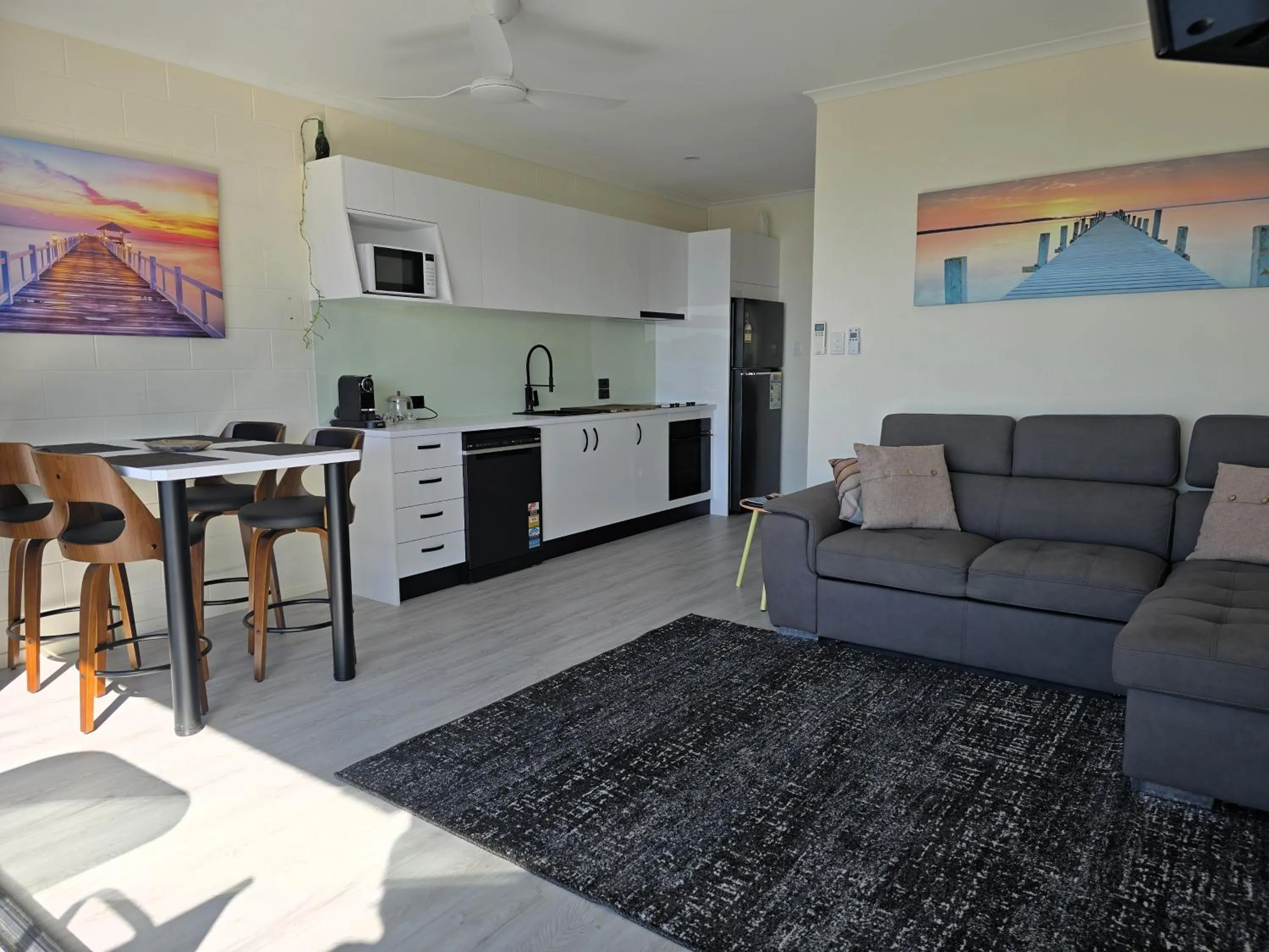 Kitchen or kitchenette in Whitsunday Waterfront Apartments