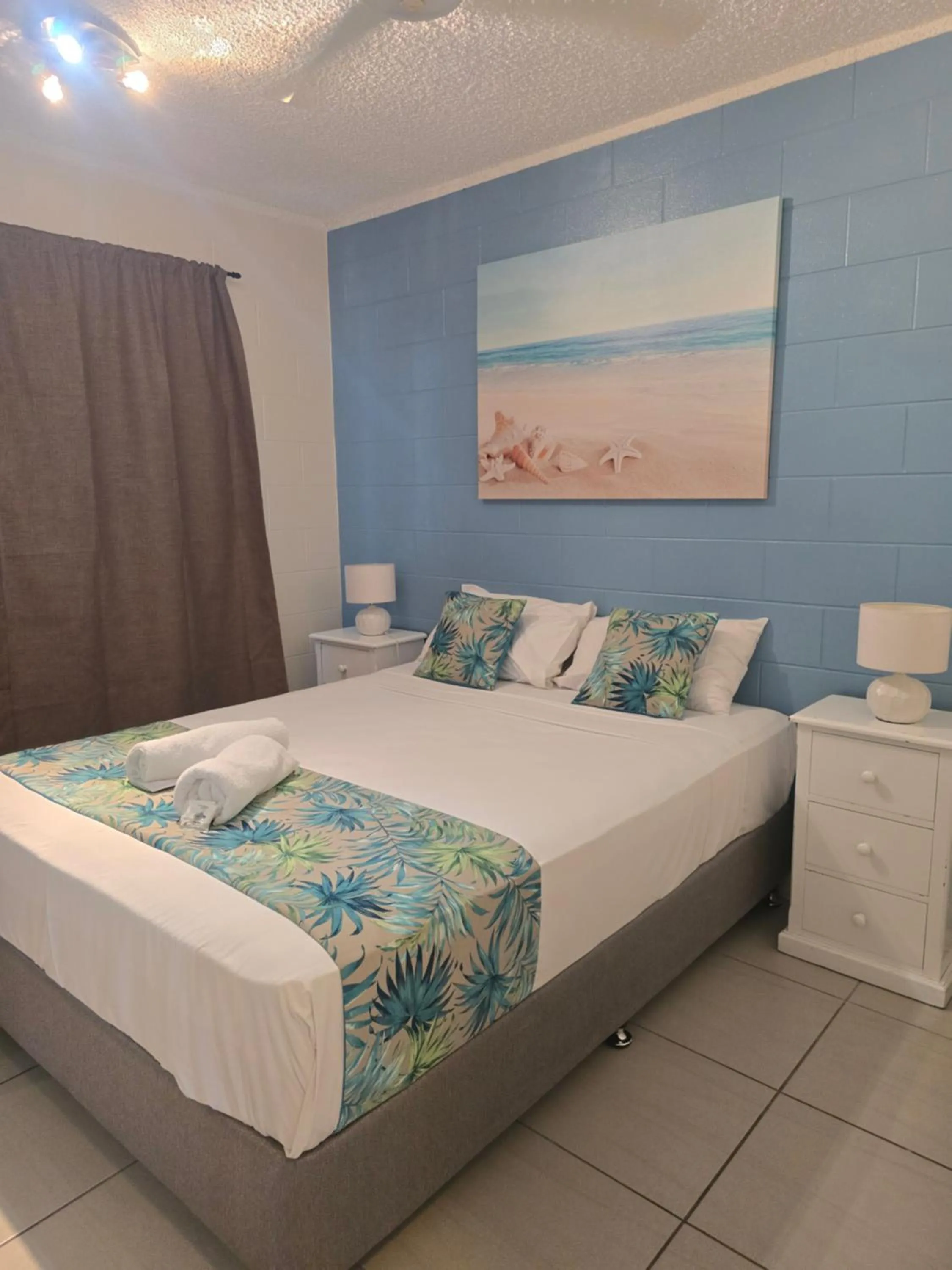 Bed in Whitsunday Waterfront Apartments