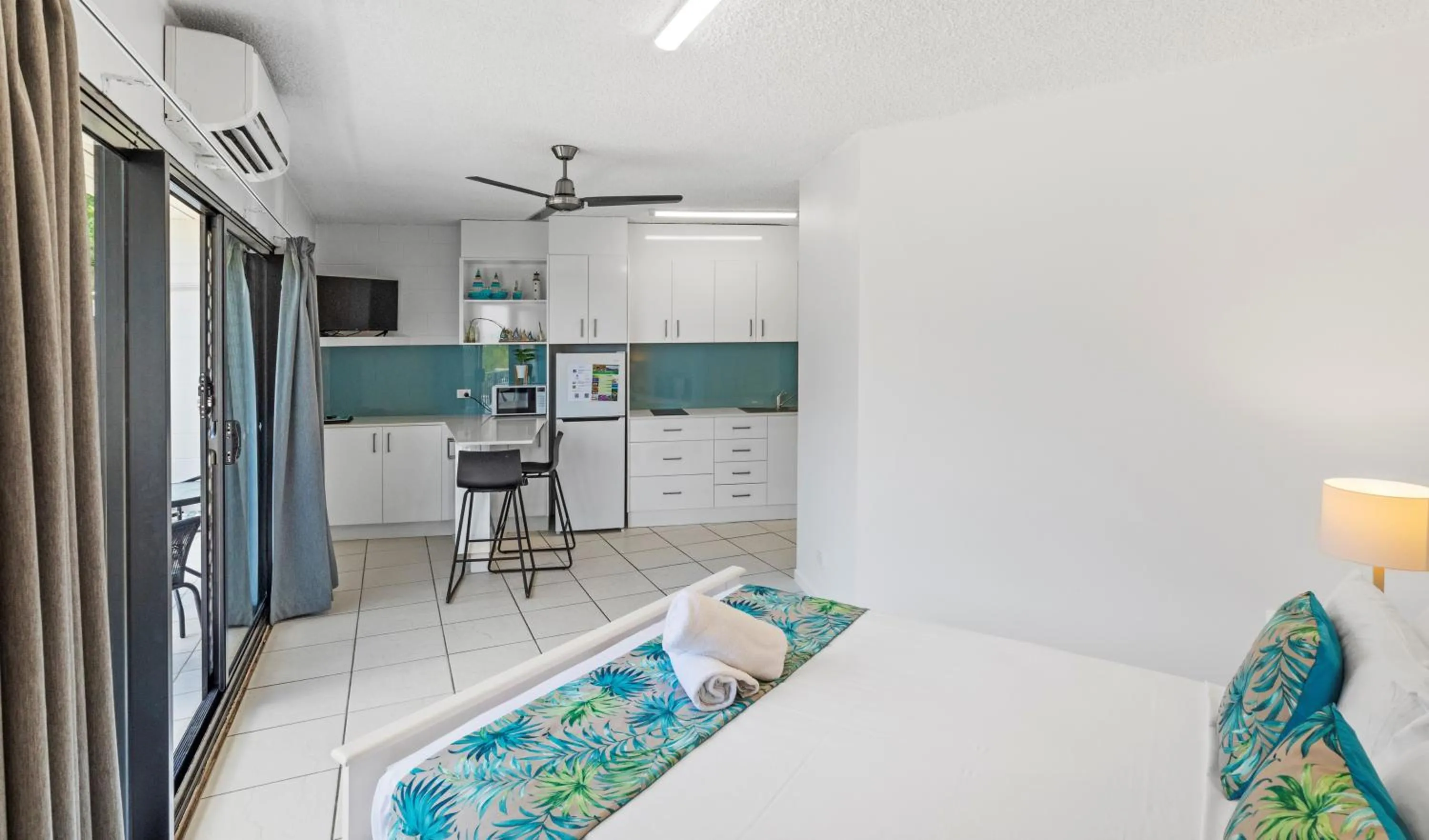 Kitchen or kitchenette in Whitsunday Waterfront Apartments