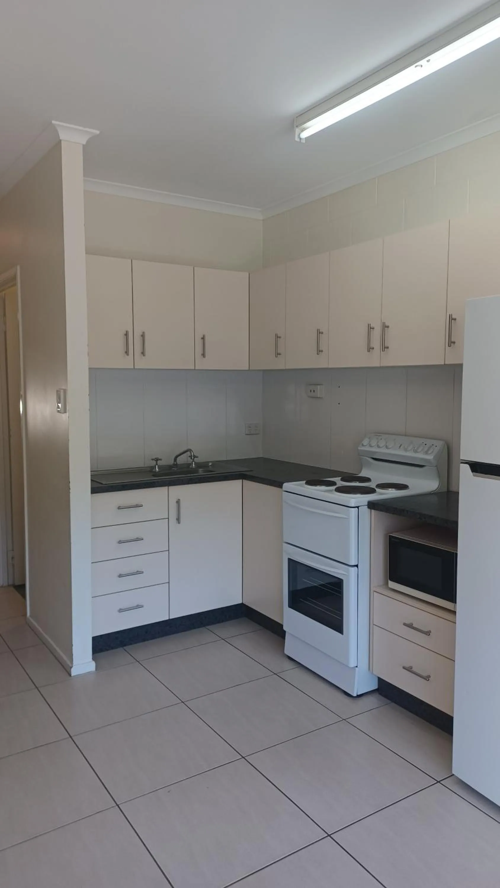 Kitchen or kitchenette in Whitsunday Waterfront Apartments