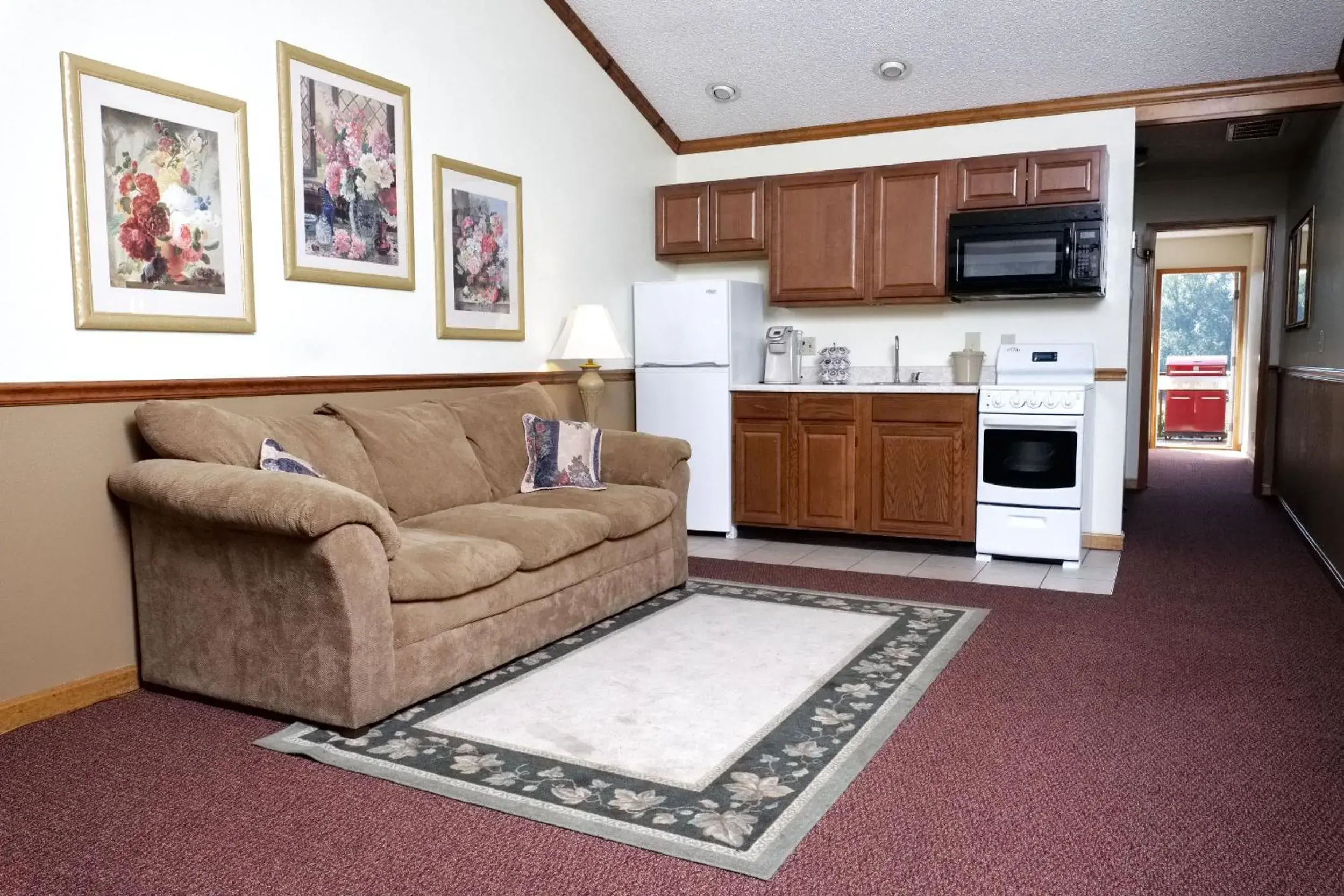 Deluxe Suite - single occupancy in Four Seasons Lodging Deluxe Suite - single occupancy in Four Seasons Lodging