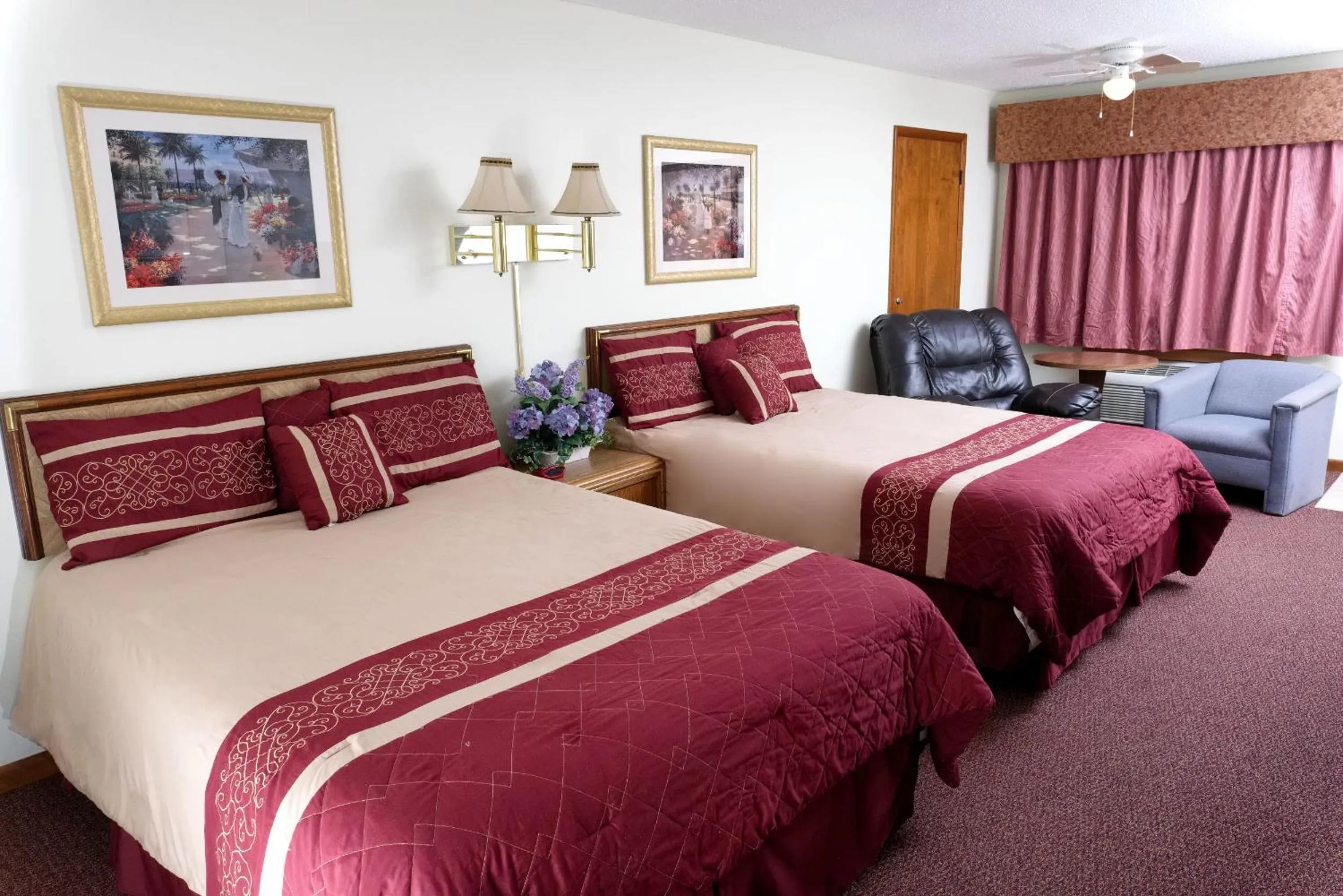 Bedroom, Bed in Four Seasons Lodging