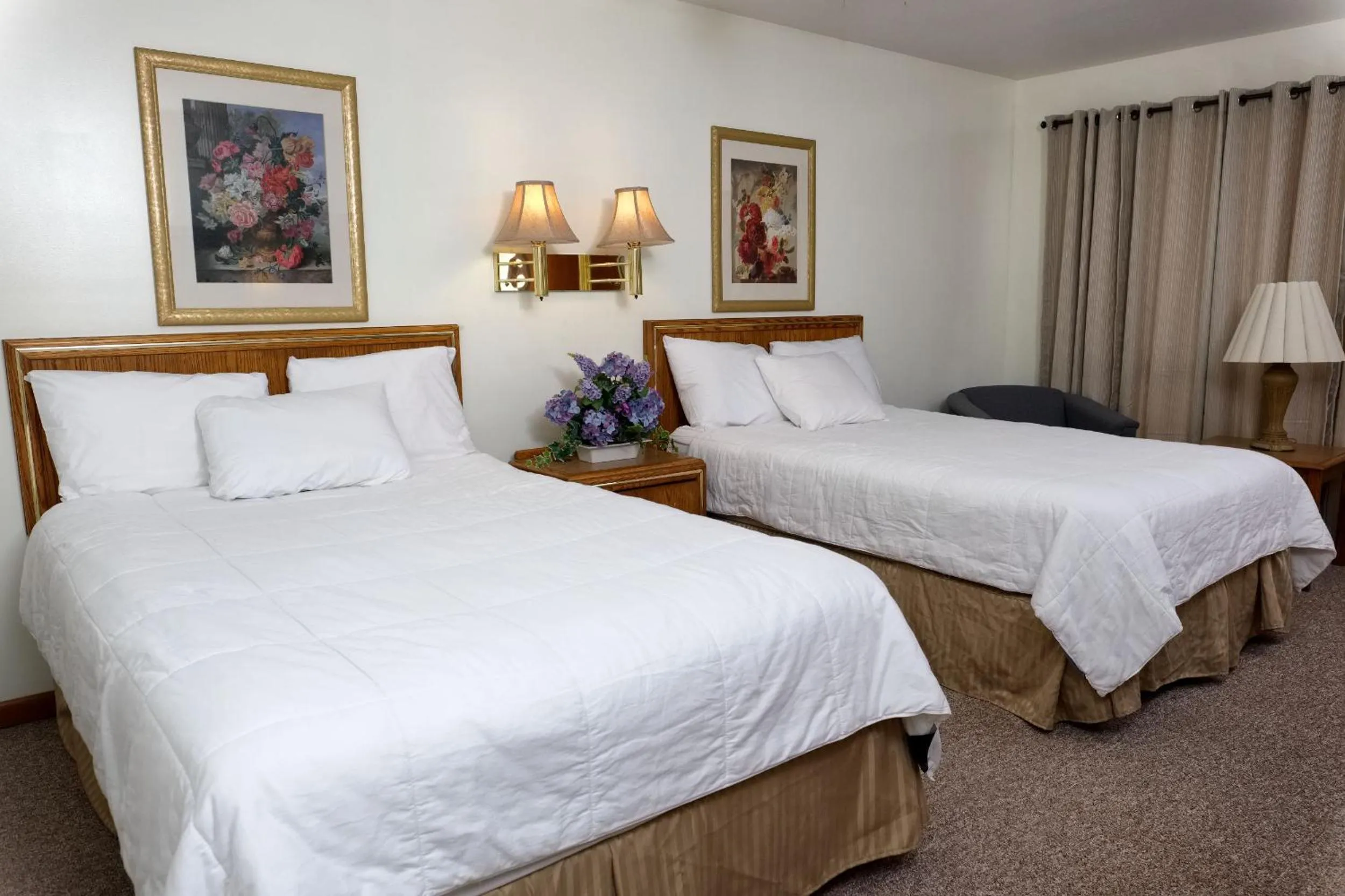 Bedroom, Bed in Four Seasons Lodging