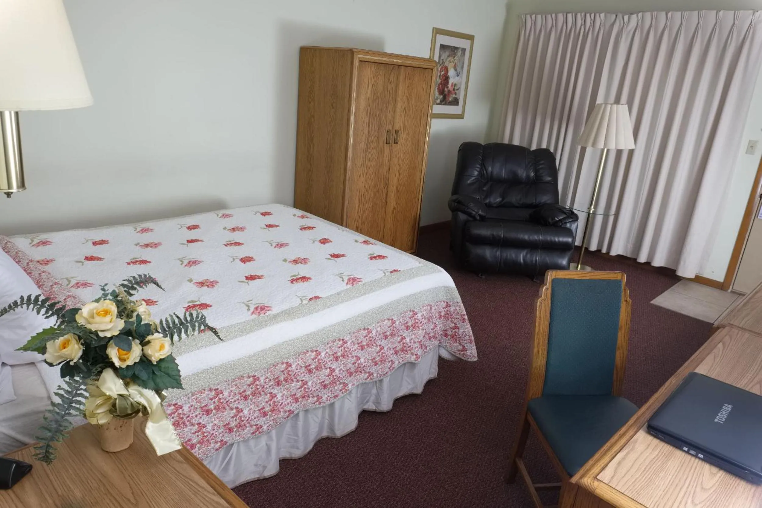 Seating area, Bed in Four Seasons Lodging