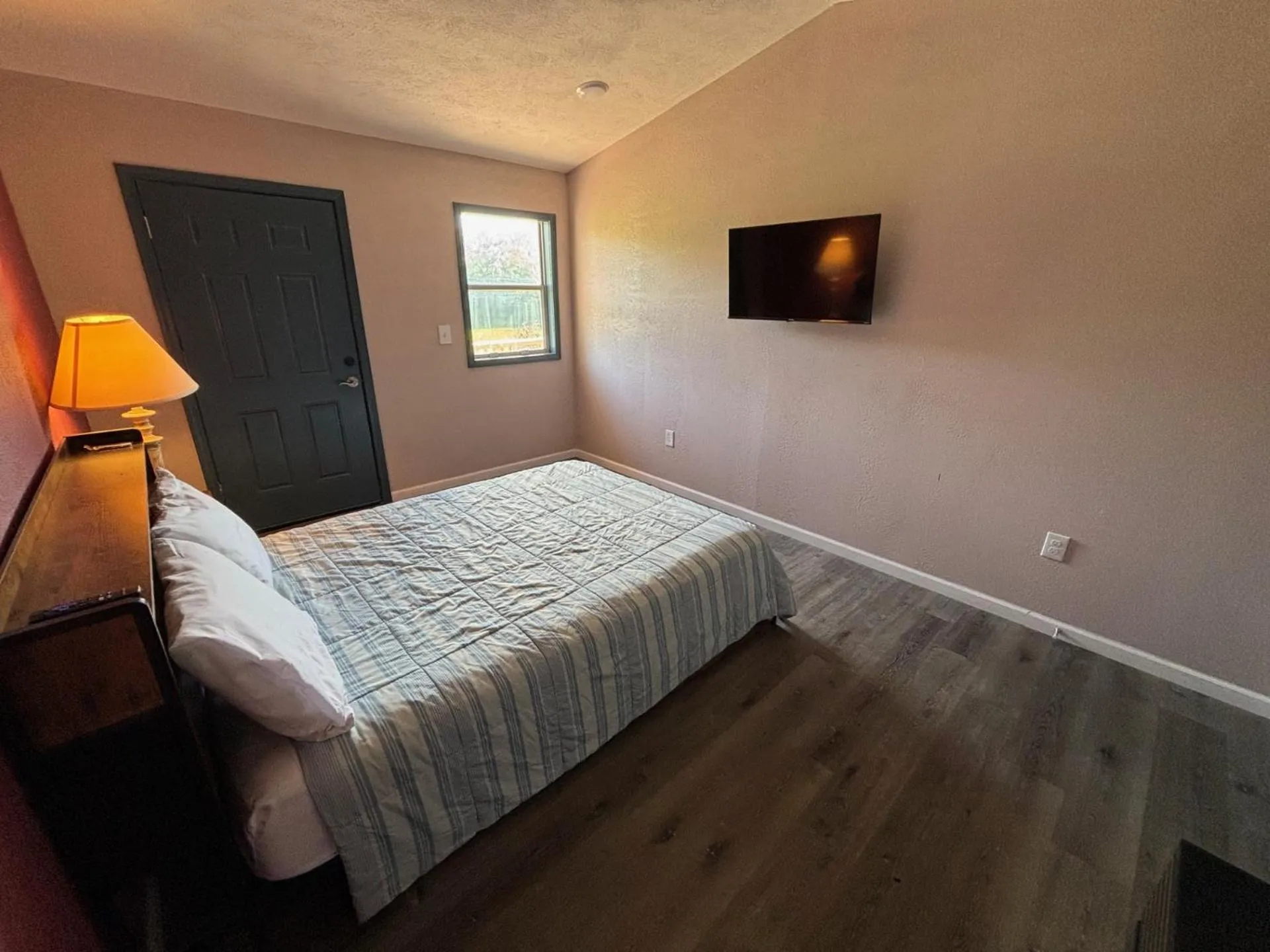 Bed in Four Seasons Lodging