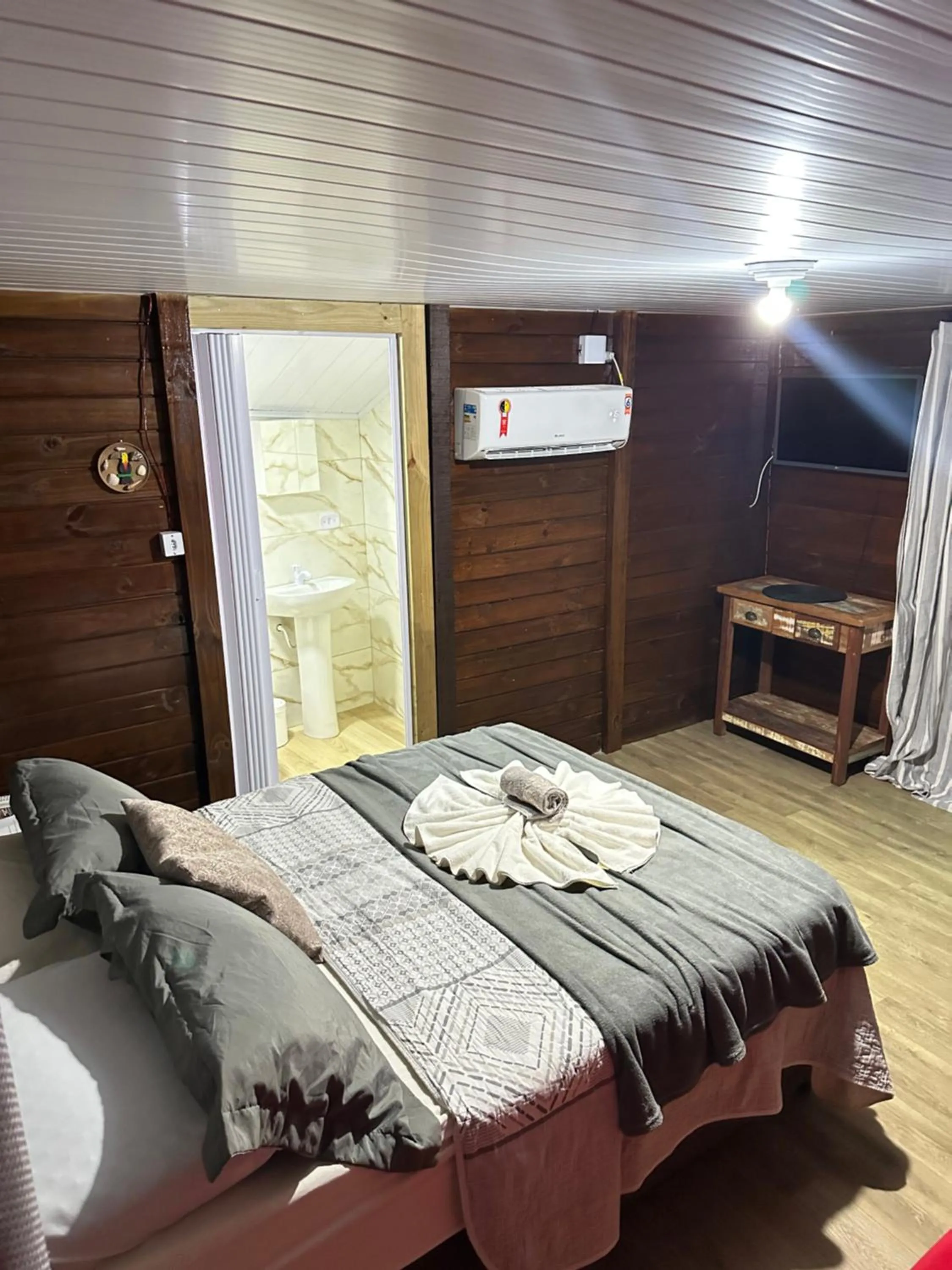 Photo of the whole room, Bed in Pousada & Camping Tubarão