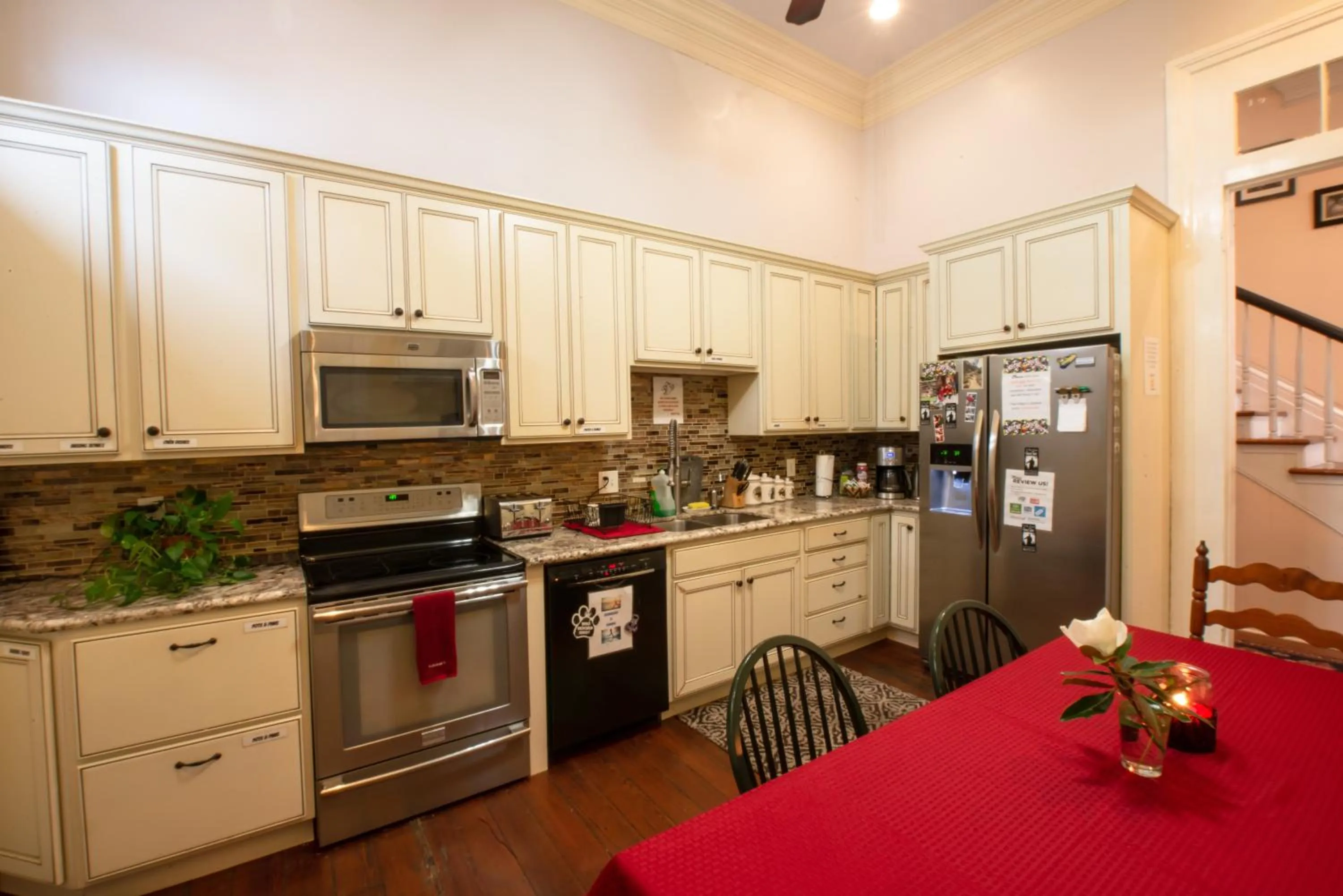 Communal kitchen in HOSTEL Auberge NOLA
