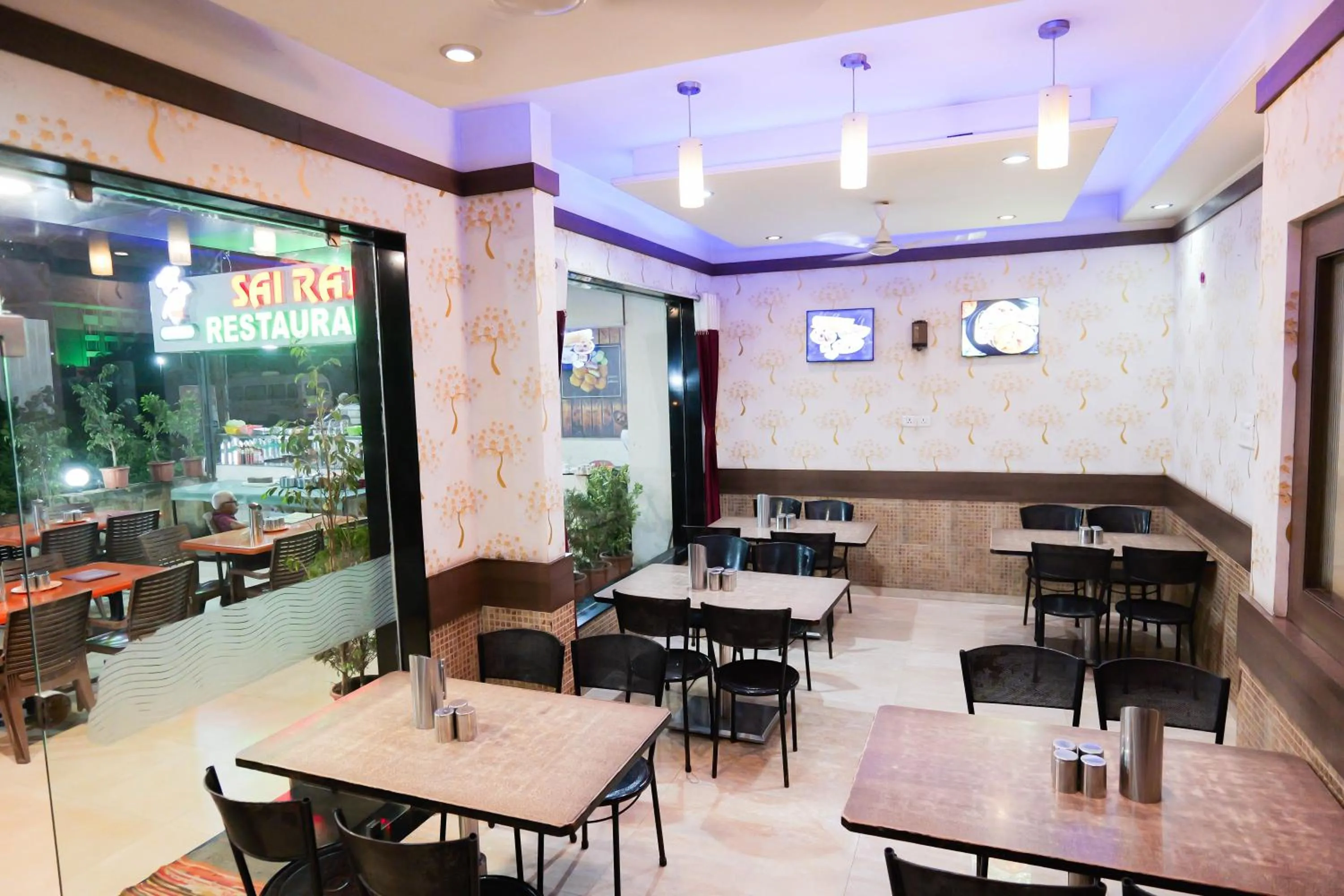 Restaurant/places to eat in Hotel Laxmibai Palace- Only 300 miter from Sai Baba Temple!!!!