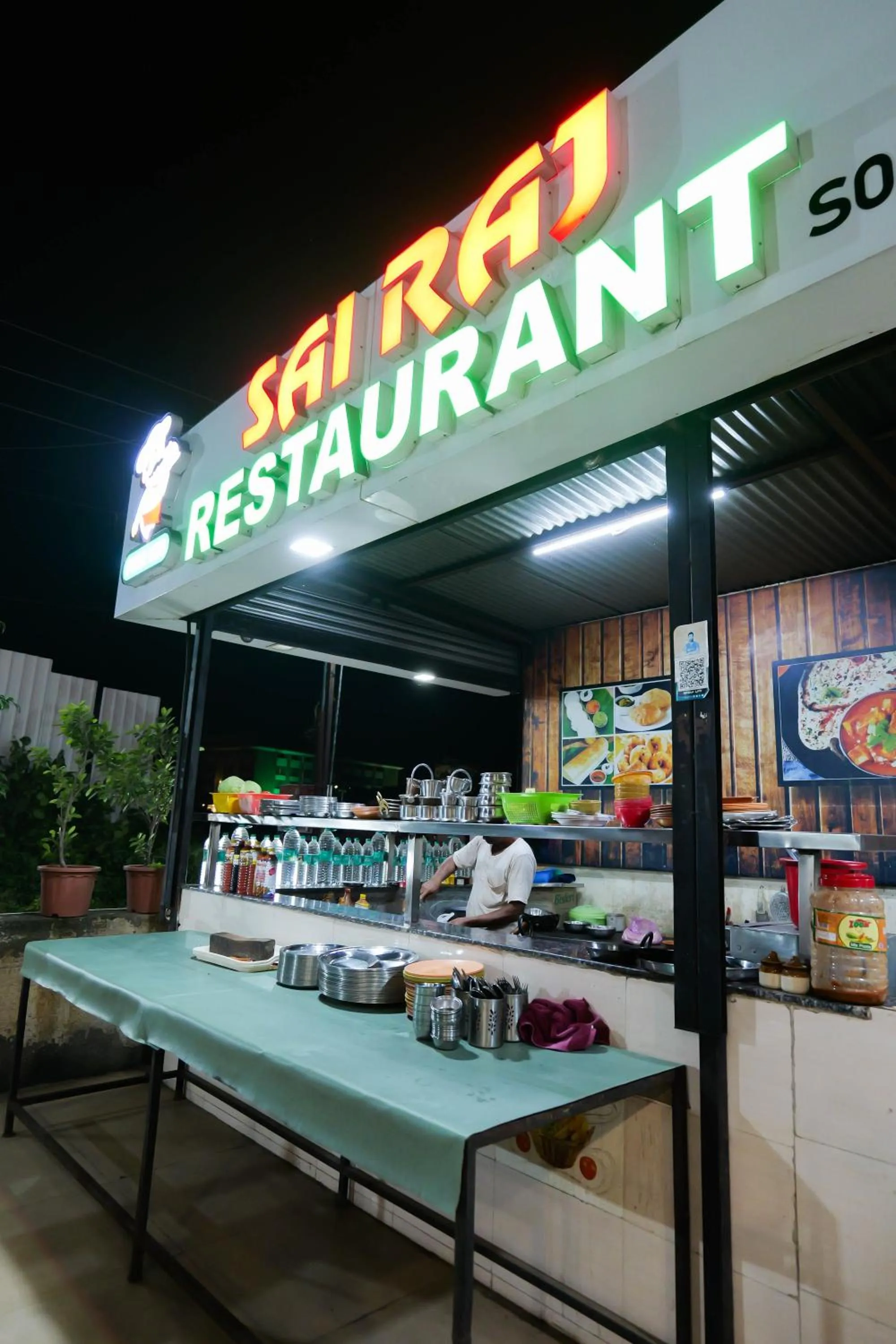 Restaurant/places to eat in Hotel Laxmibai Palace- Only 300 miter from Sai Baba Temple!!!!