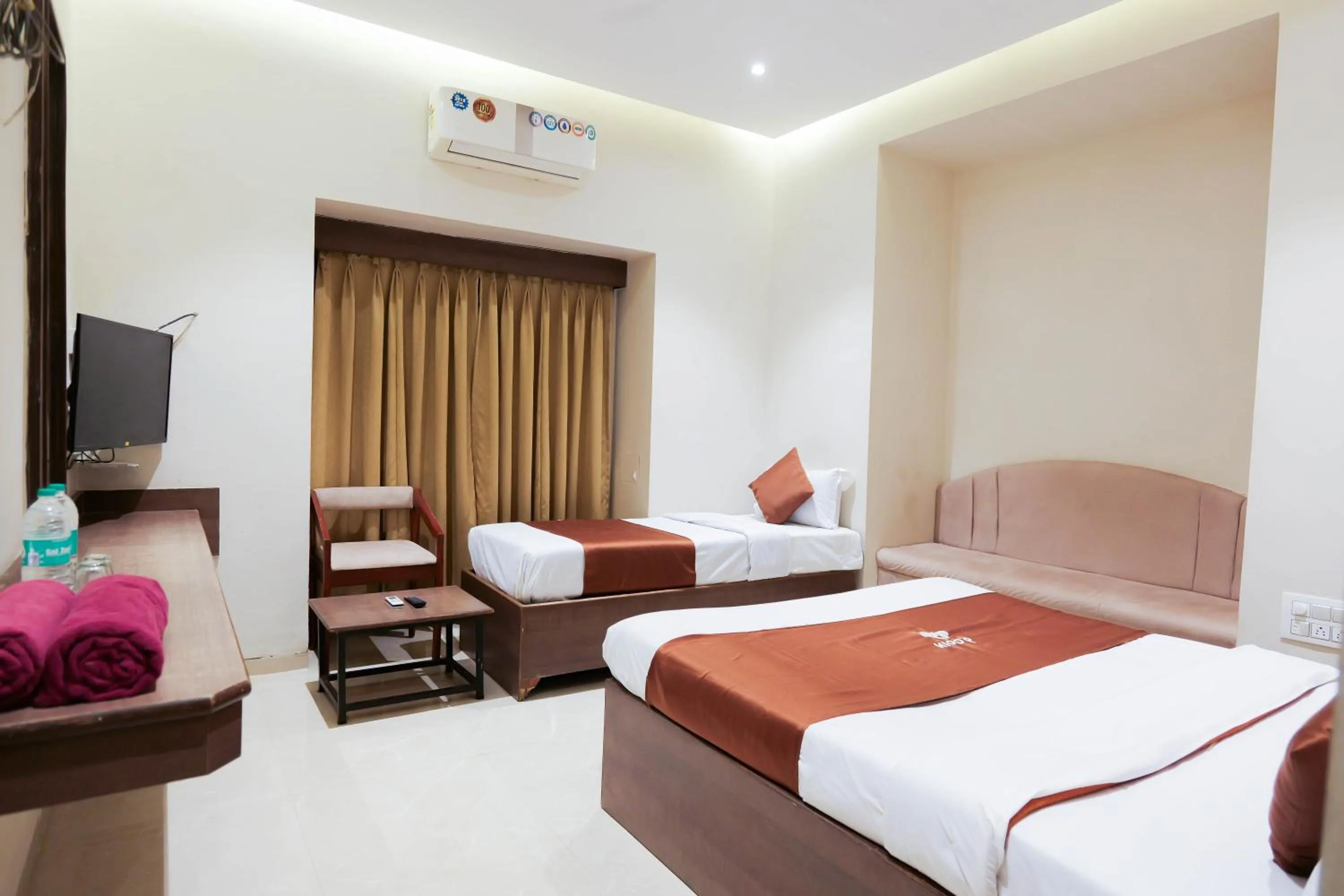 Bed in Hotel Laxmibai Palace- Only 300 miter from Sai Baba Temple!!!!