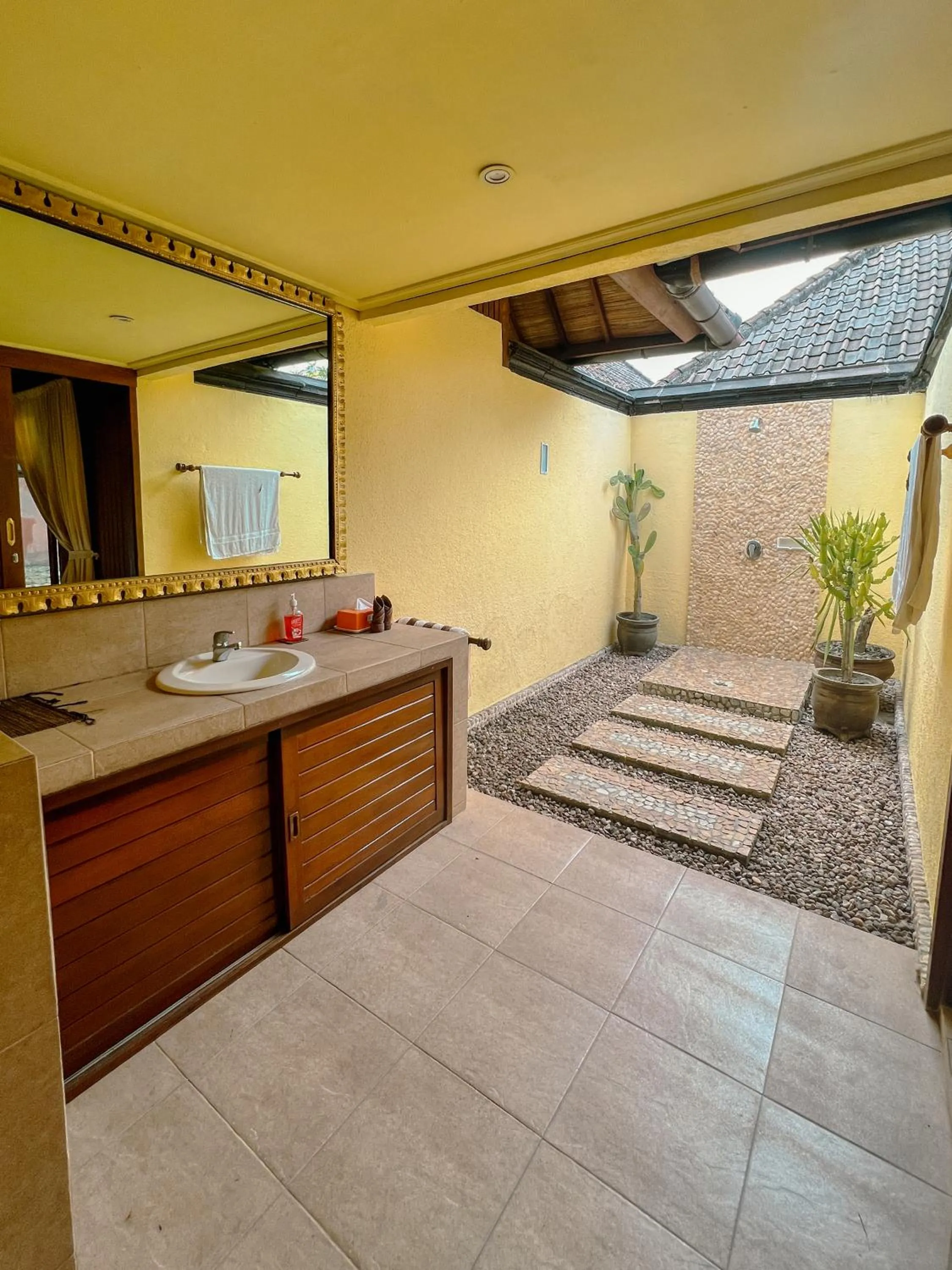 Bathroom in Villa Bulan Madu Gili Air