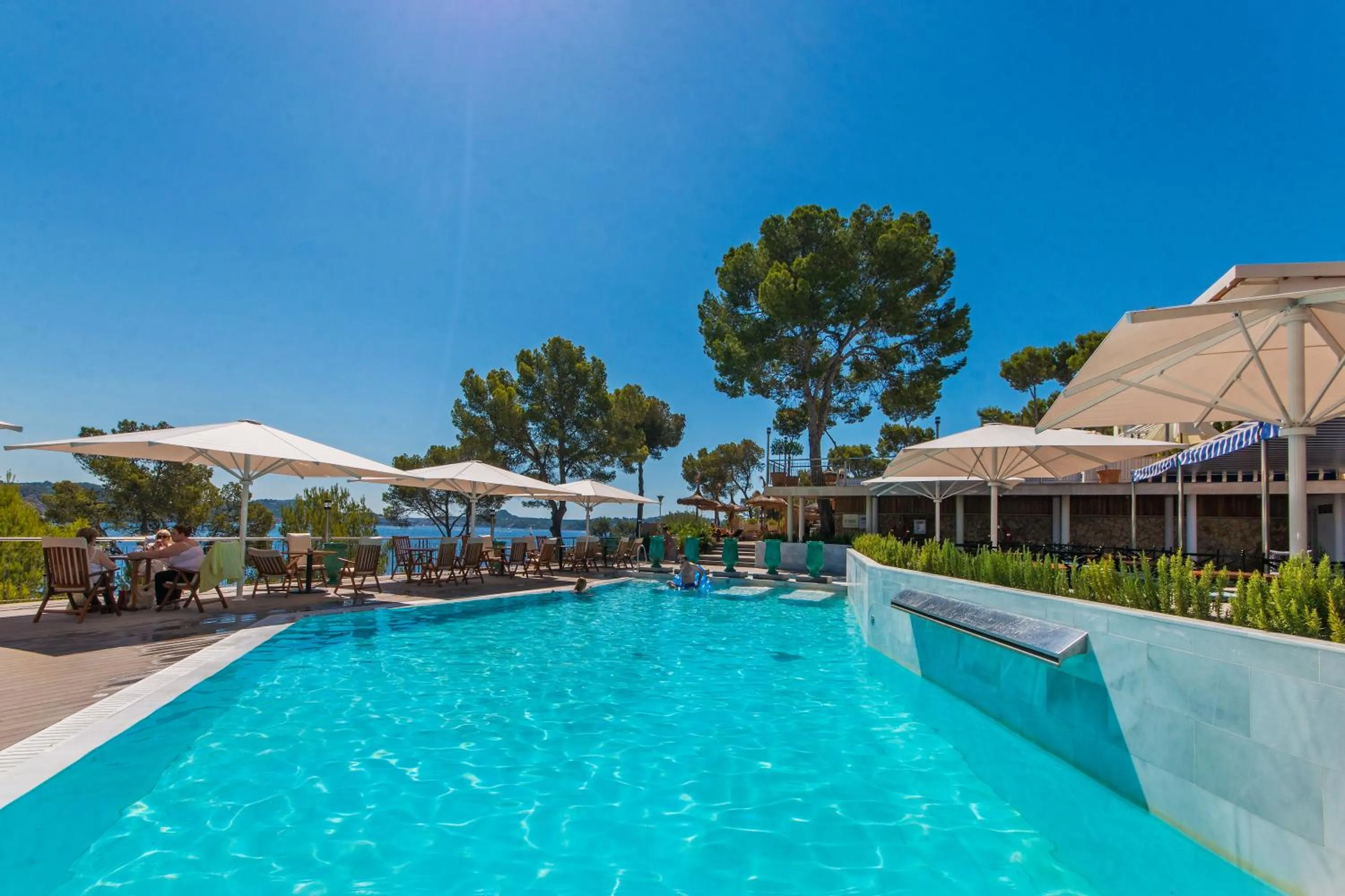 Swimming pool in Hotel Coronado Thalasso & Spa