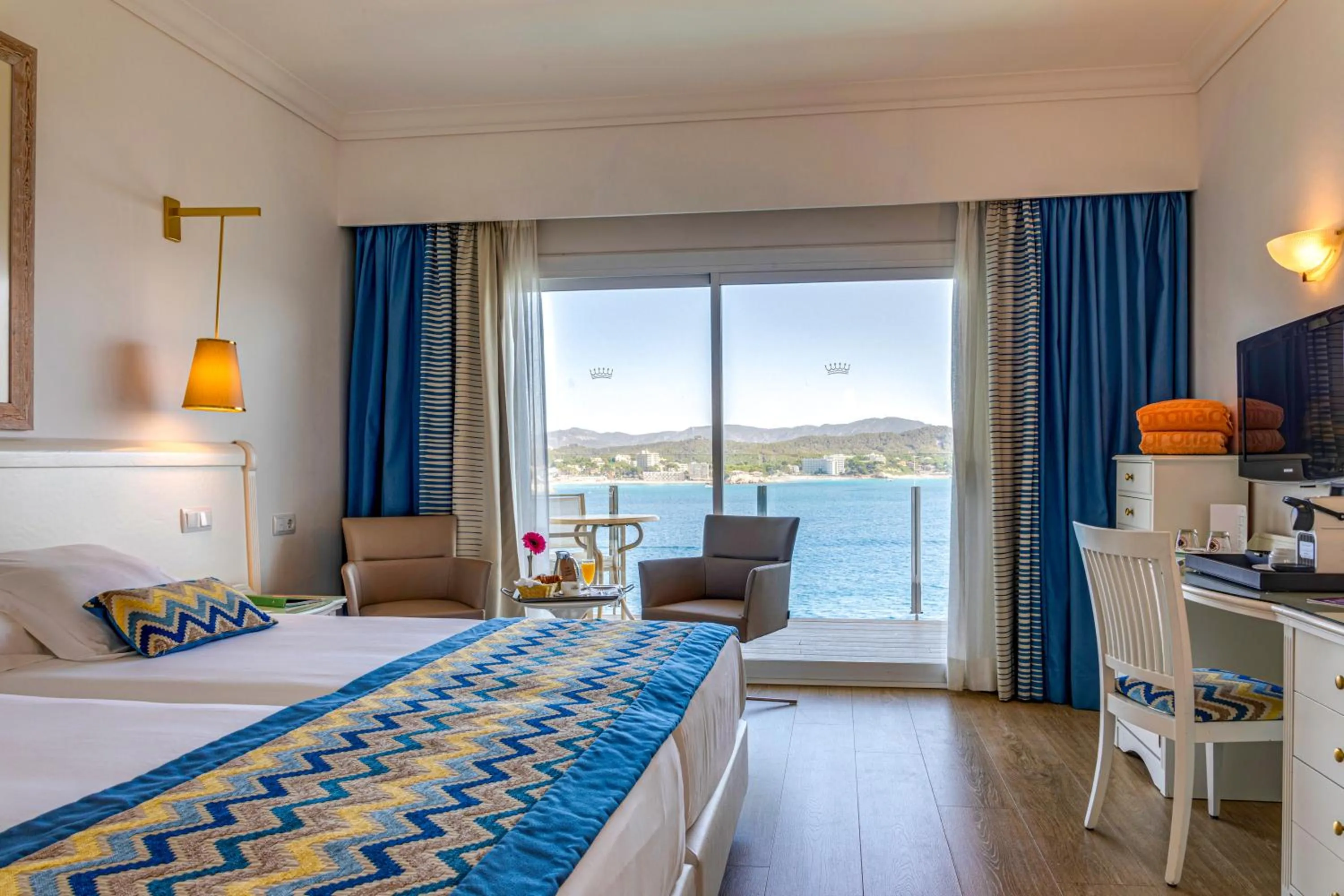 Coffee/tea facilities, Bed in Hotel Coronado Thalasso & Spa