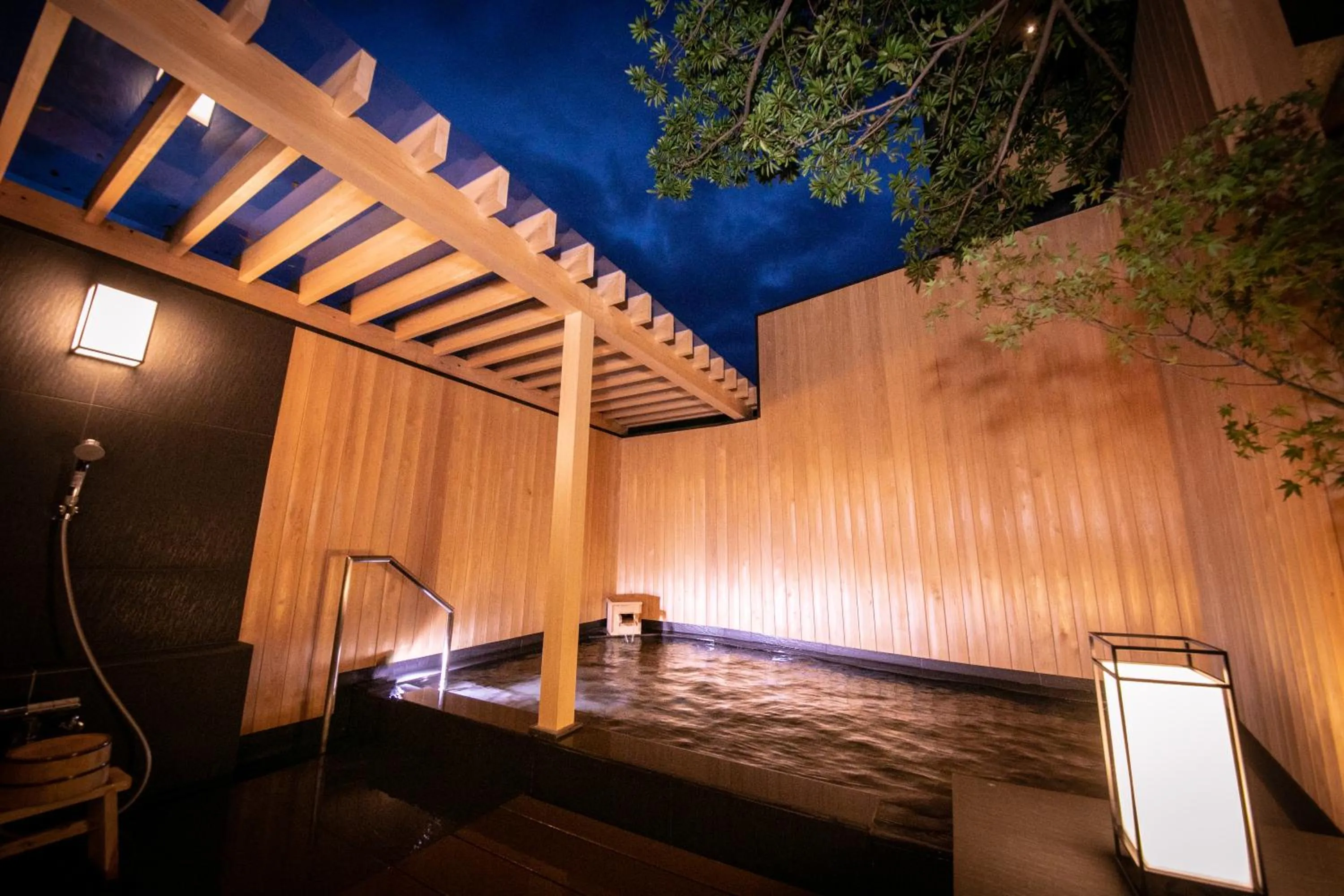 Hot Spring Bath in Yakakutei