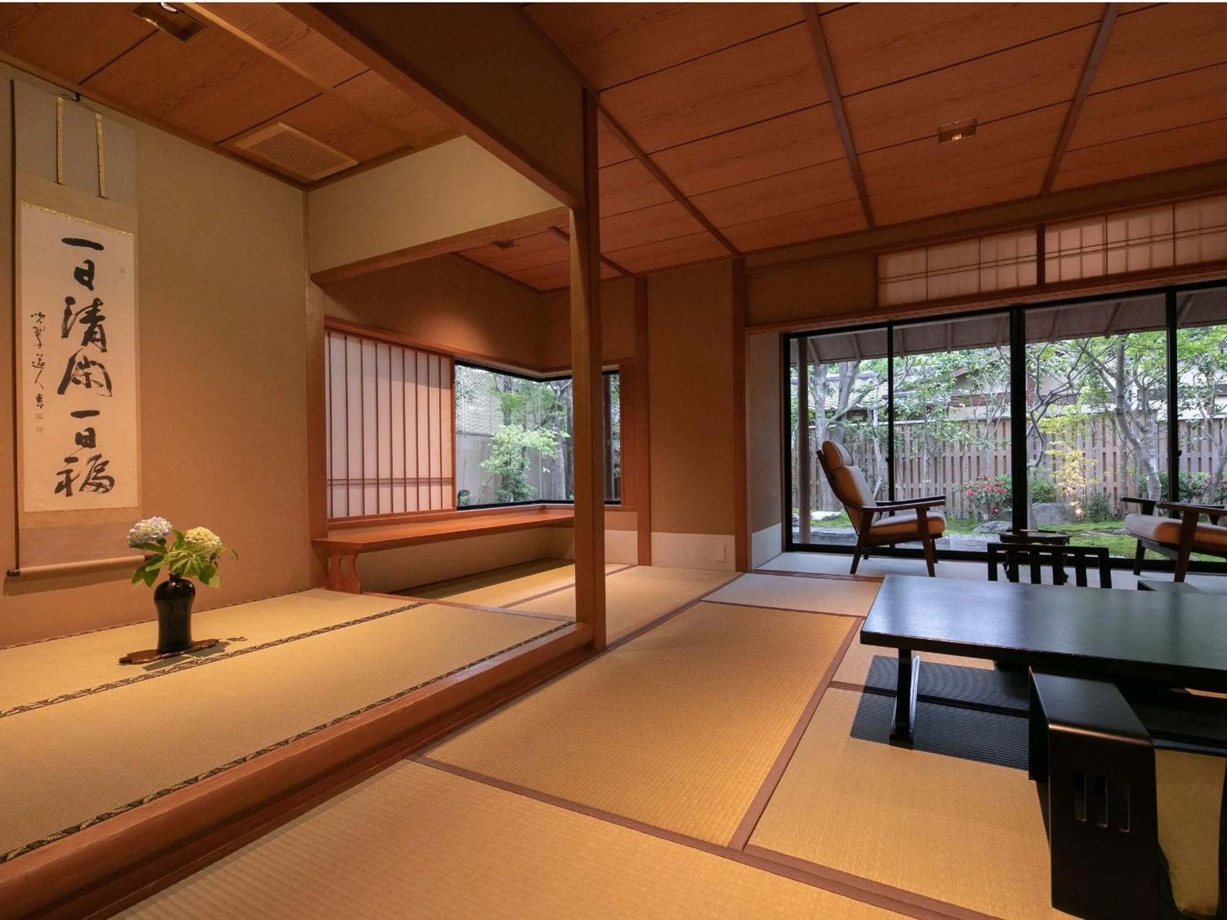 Photo of the whole room in Yakakutei