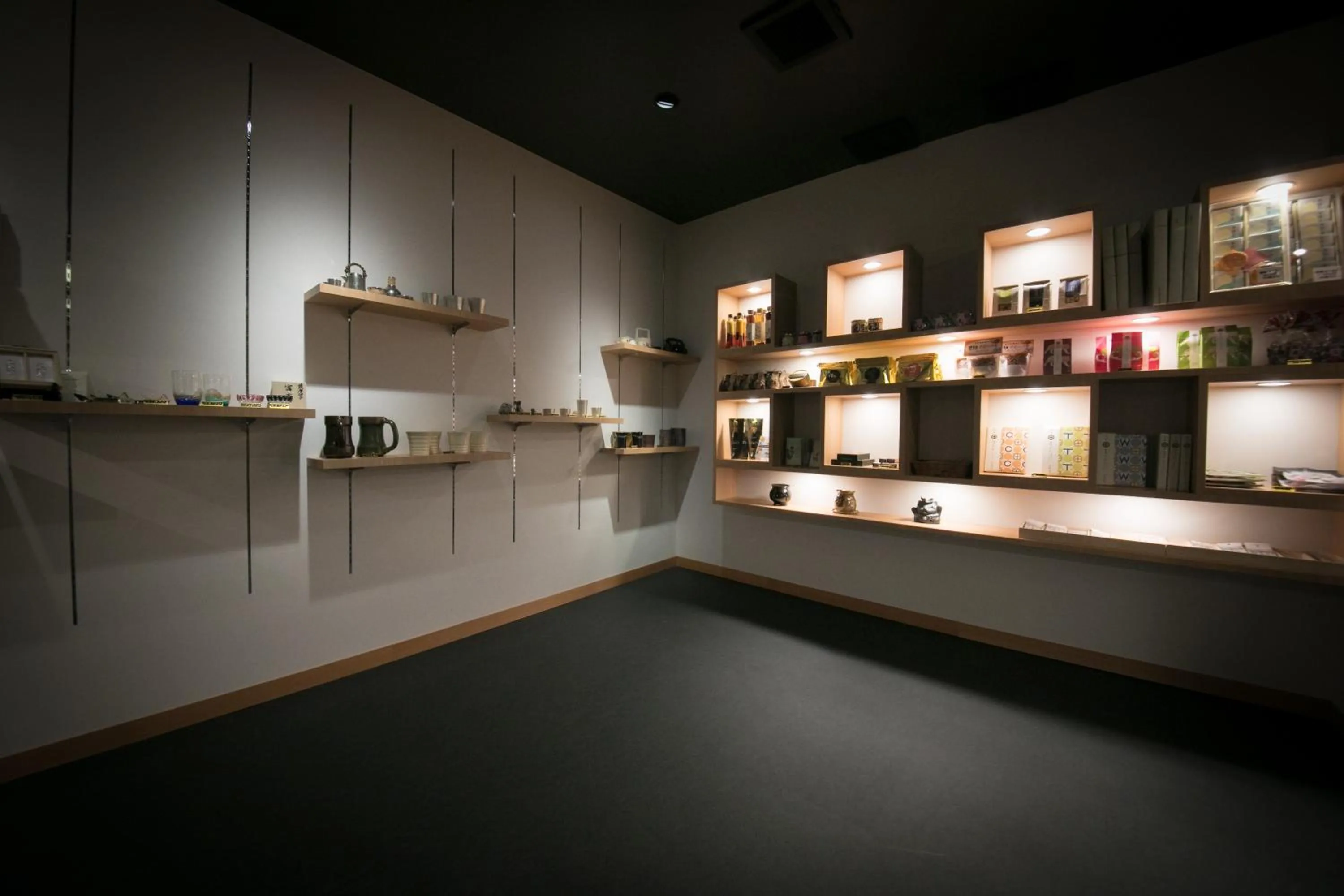 On-site shops in Yakakutei