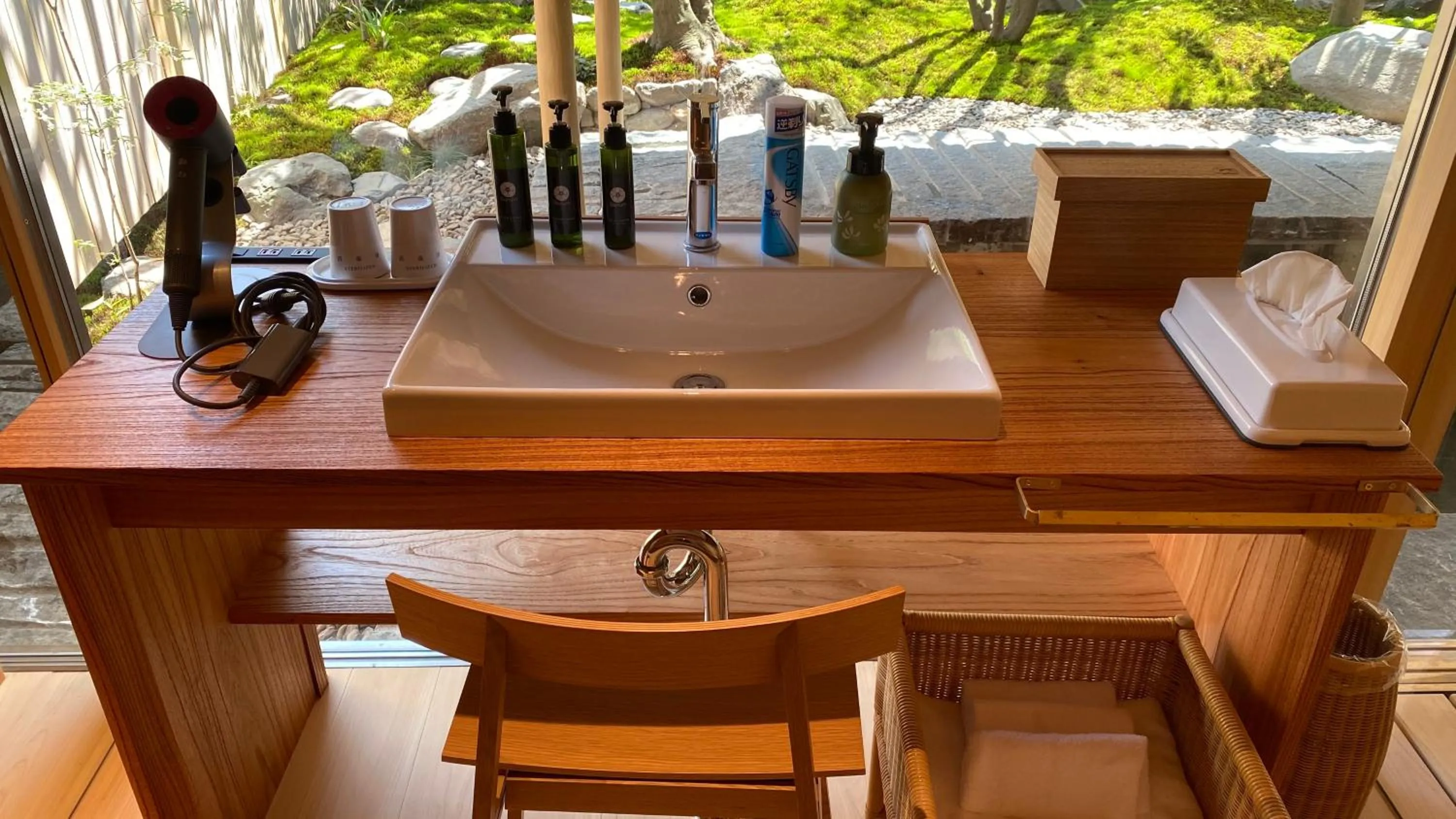 Area and facilities in Yakakutei