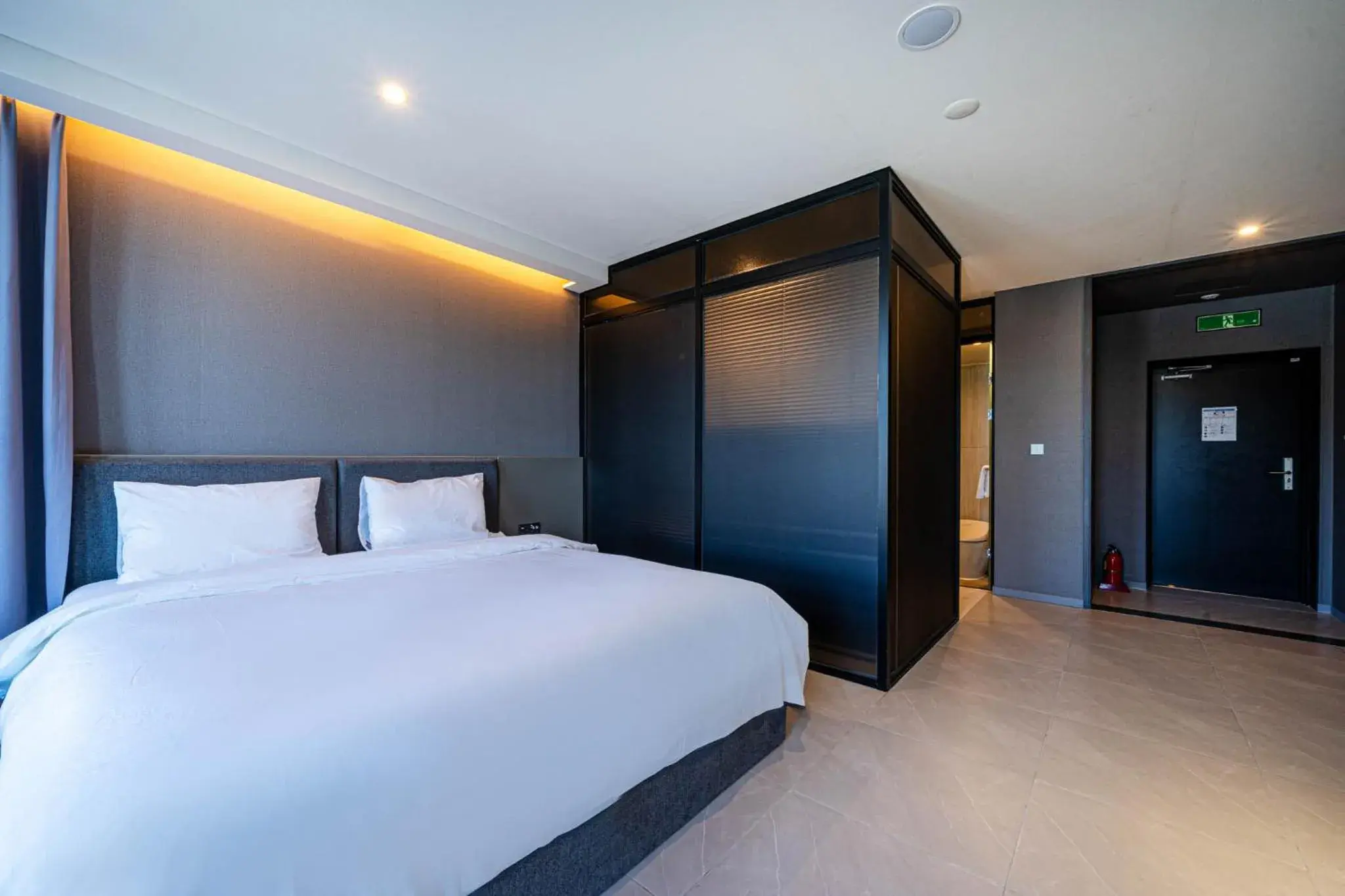 Photo of the whole room, Bed in The Western Busan Hotel By STAYNEO Photo of the whole room, Bed in The Western Busan Hotel By STAYNEO