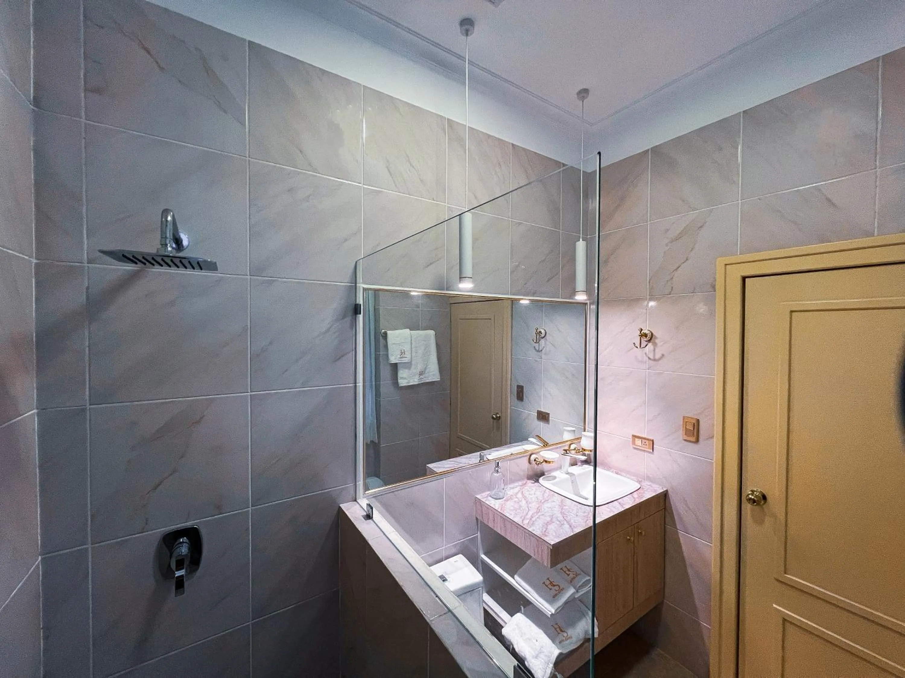 Shower in Hotel Sucre