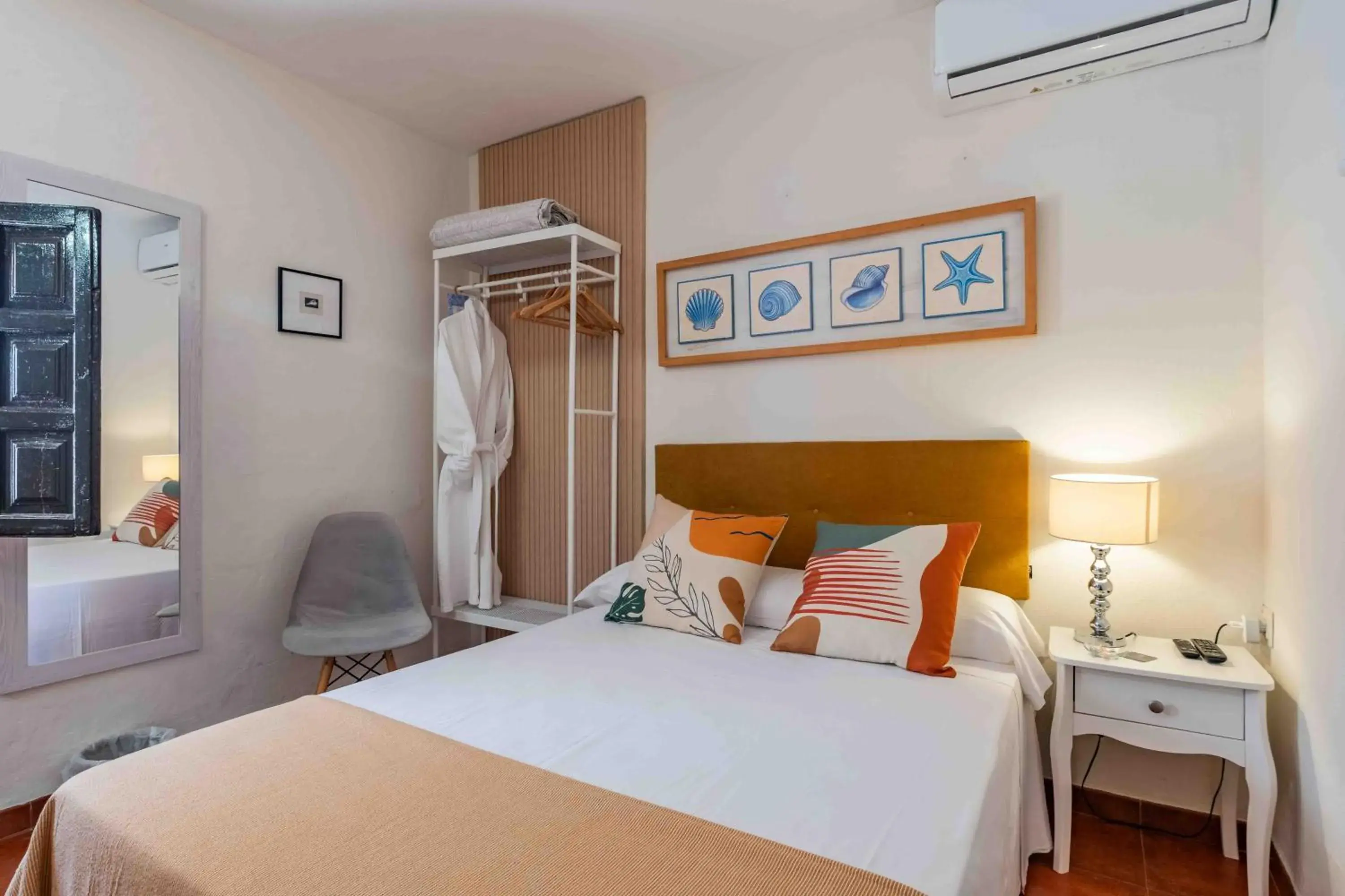 Single Room with Private Bathroom - single occupancy in La Tartana Hotel Boutique Single Room with Private Bathroom - single occupancy in La Tartana Hotel Boutique