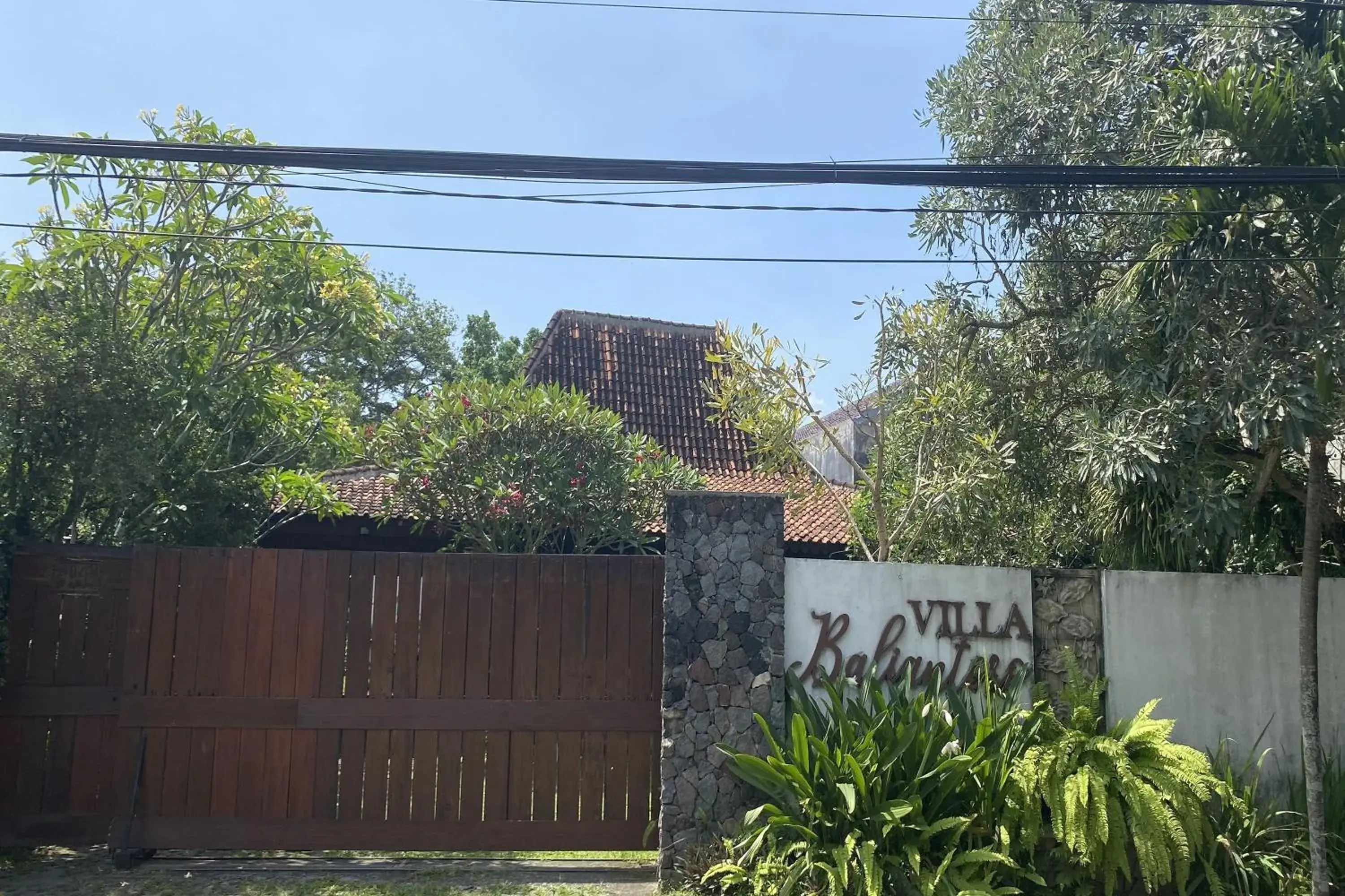 Facade/entrance in Villa Baliantoro Yogyakarta Facade/entrance in Villa Baliantoro Yogyakarta