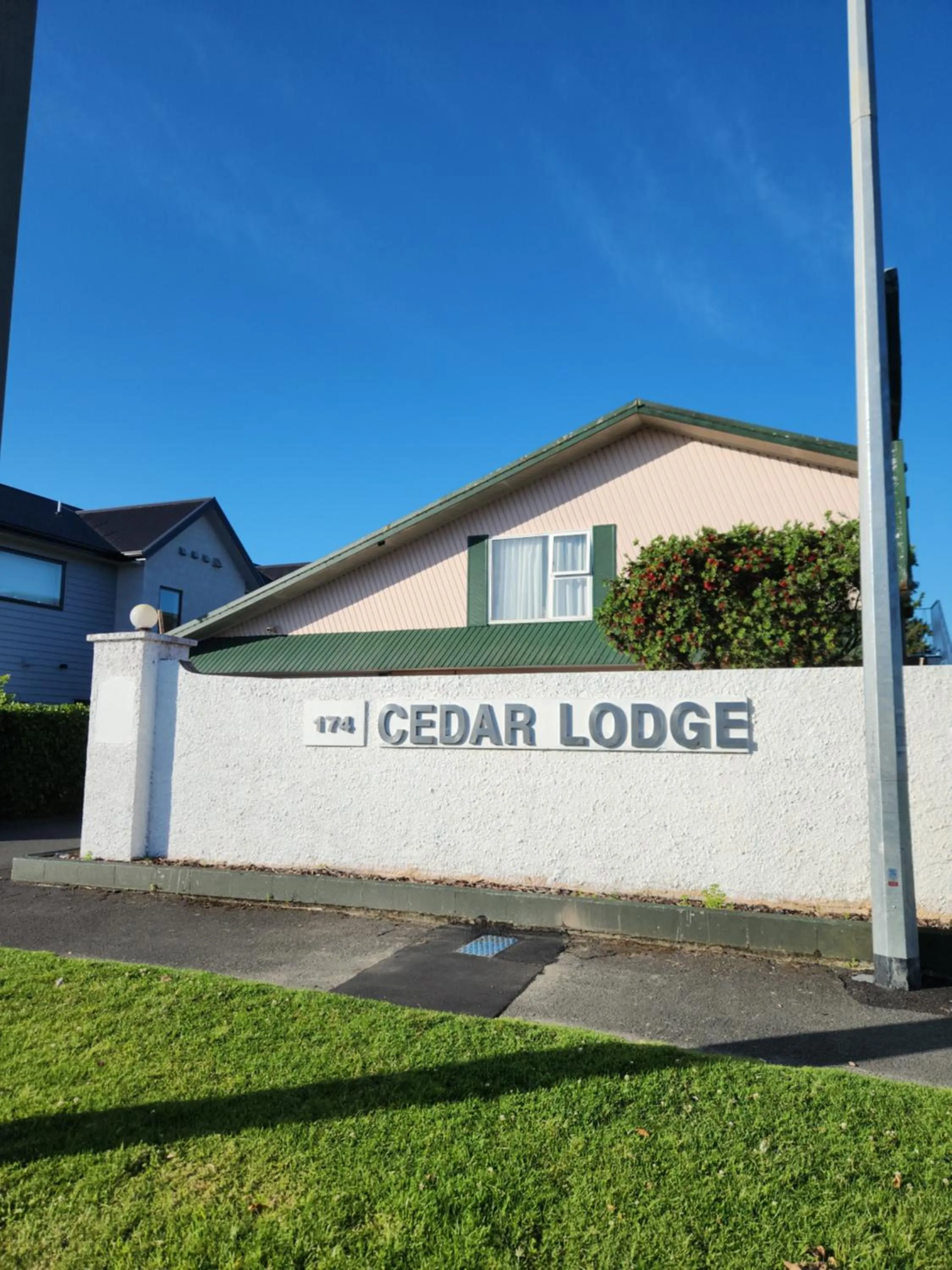 Property building in Cedar Lodge Motel Hamilton