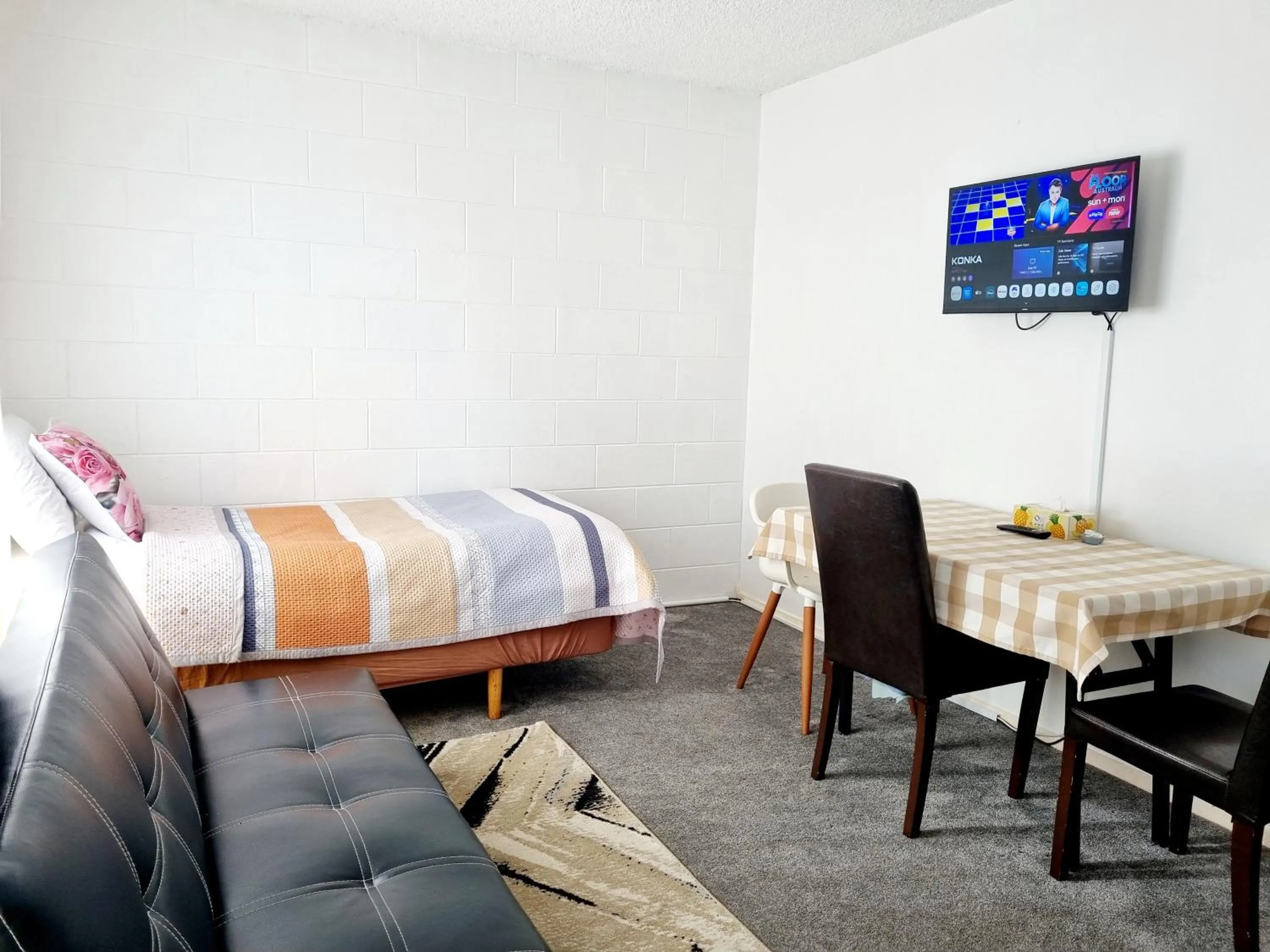 Living room, Bed in Cedar Lodge Motel Hamilton
