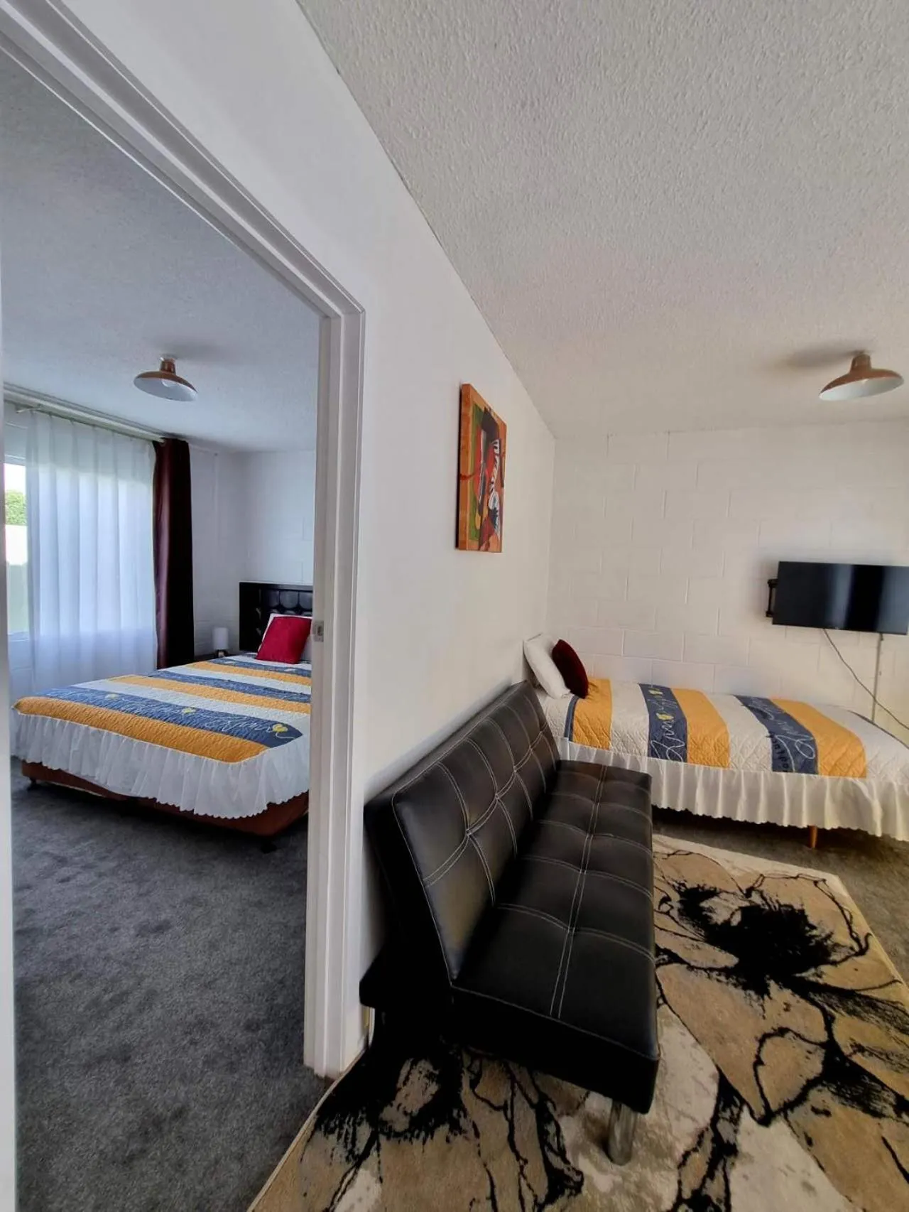 Living room, Bed in Cedar Lodge Motel Hamilton