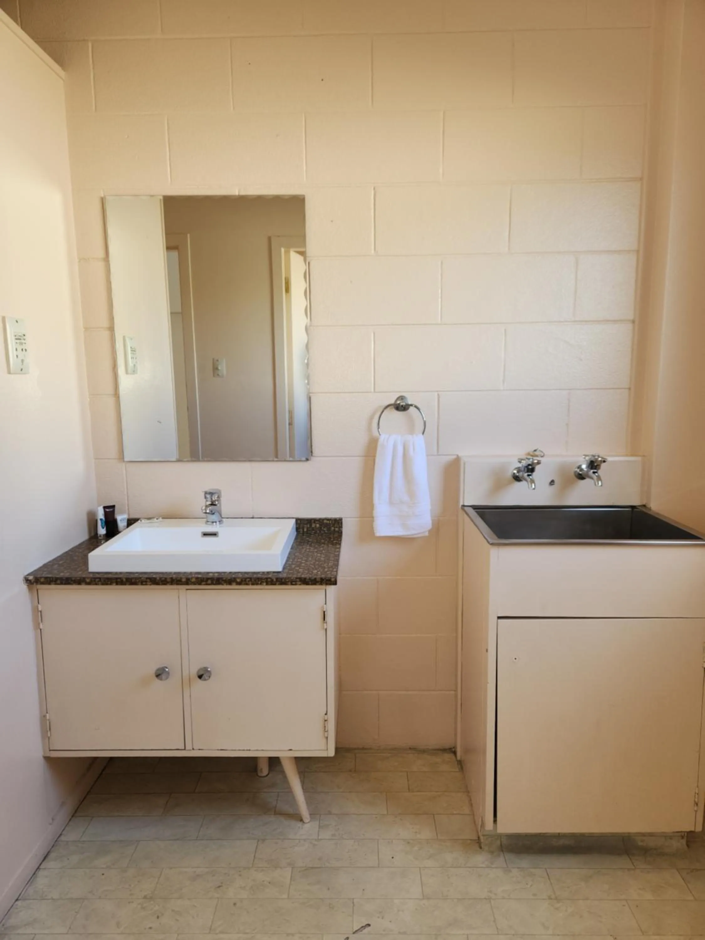 Bathroom in Cedar Lodge Motel Hamilton