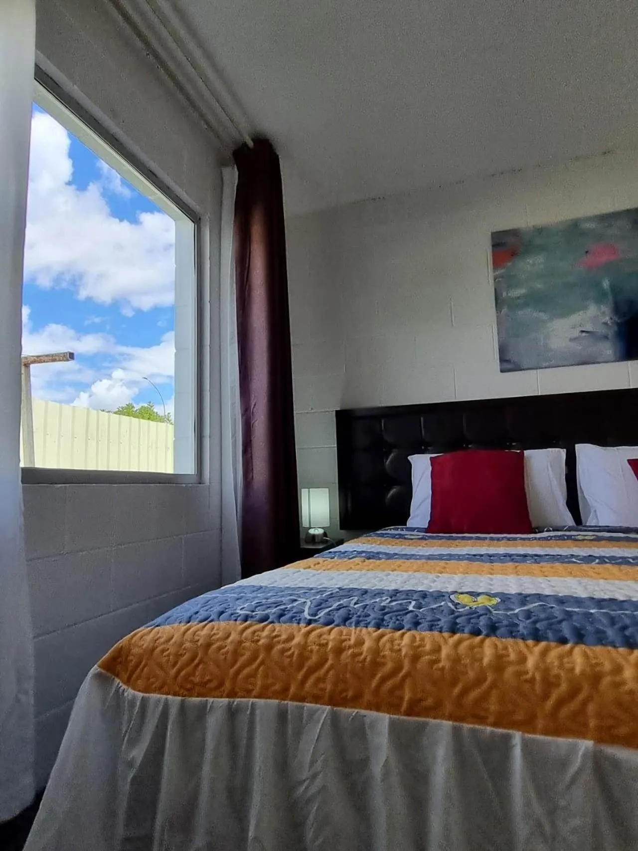 Bed in Cedar Lodge Motel Hamilton