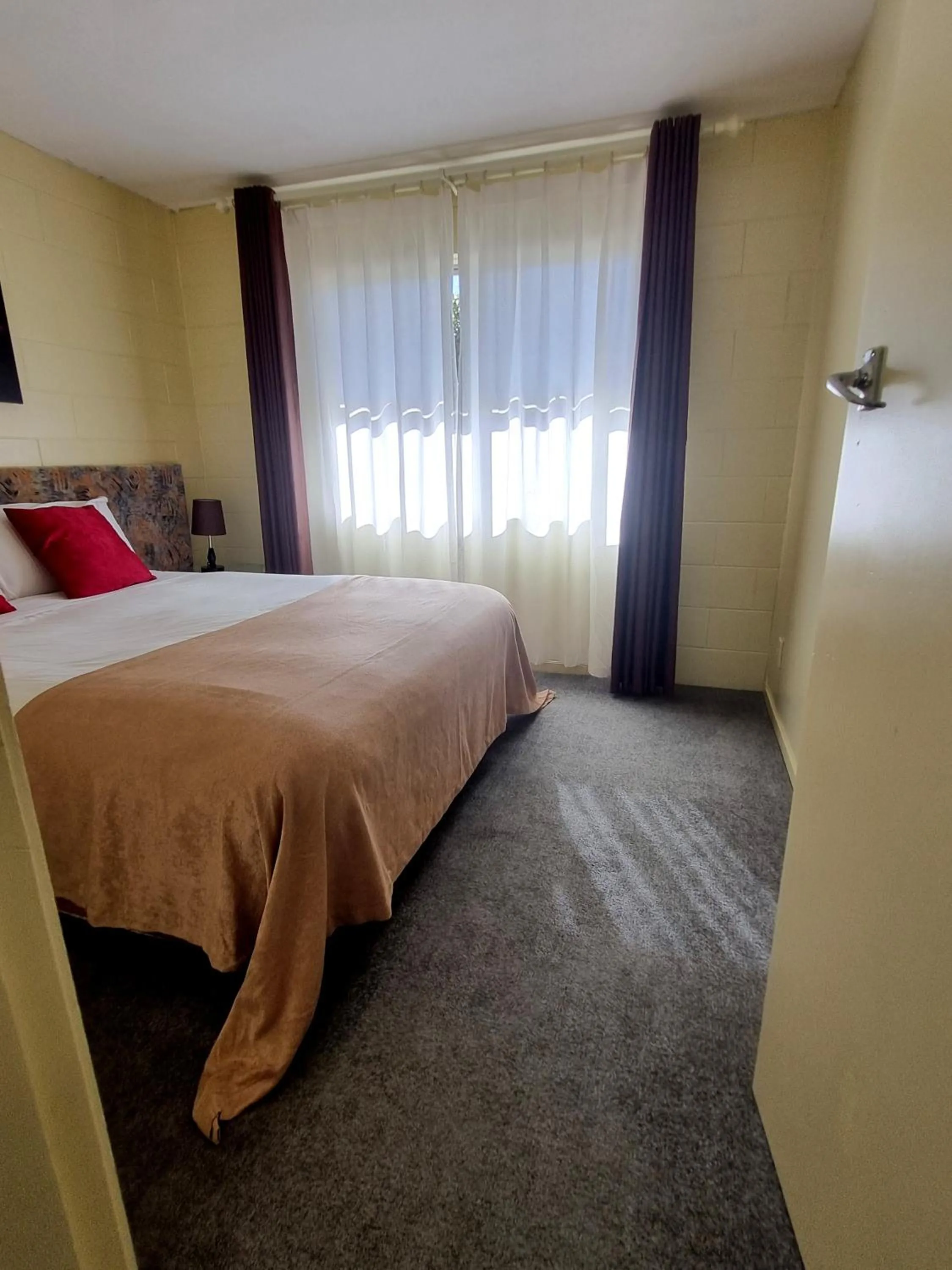 Bedroom, Bed in Cedar Lodge Motel Hamilton