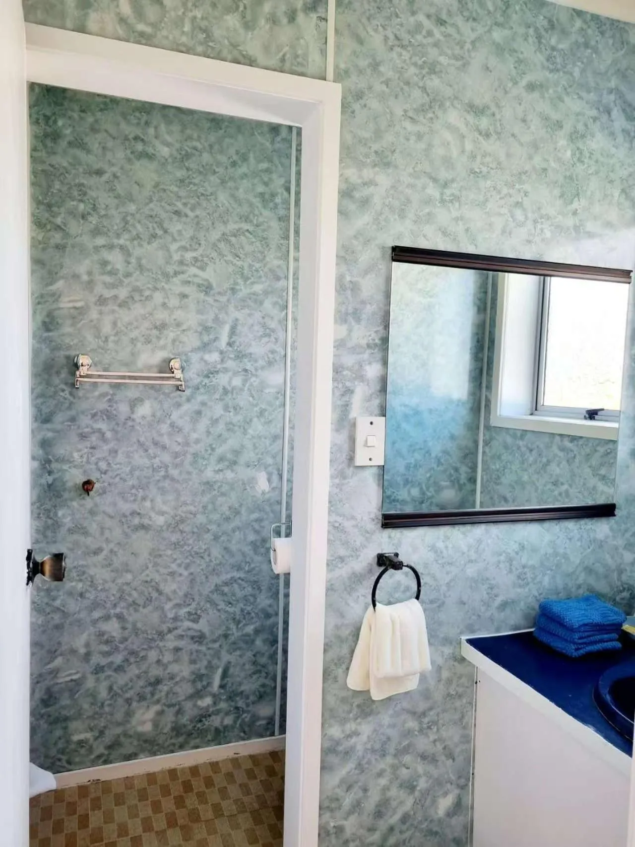 Bathroom in Cedar Lodge Motel Hamilton