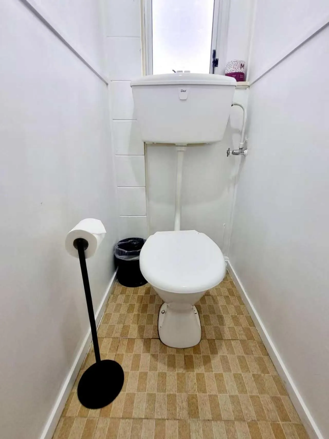 Toilet in Cedar Lodge Motel Hamilton