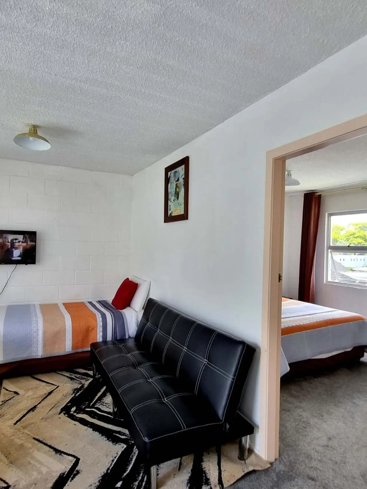 Living room, Bed in Cedar Lodge Motel Hamilton
