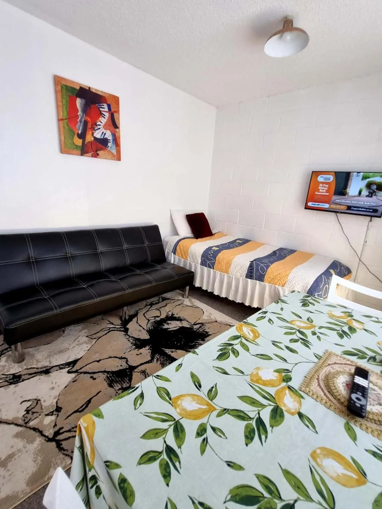 Living room, Bed in Cedar Lodge Motel Hamilton