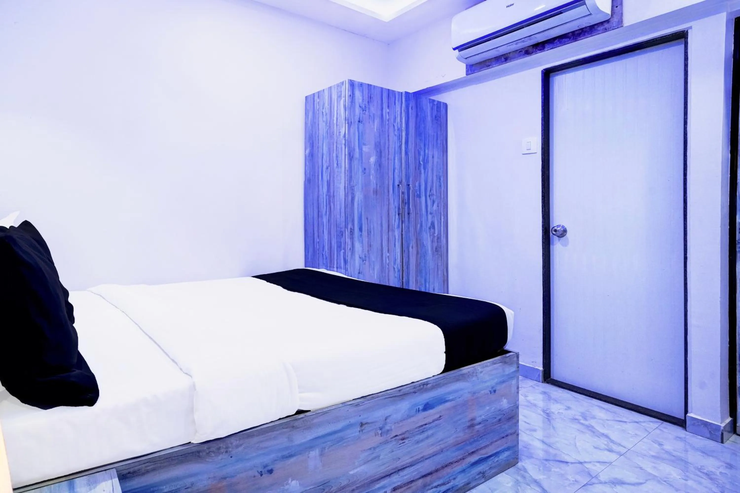 Bedroom, Bed in Collection O Goregaon Near Film City Formerly Cupid