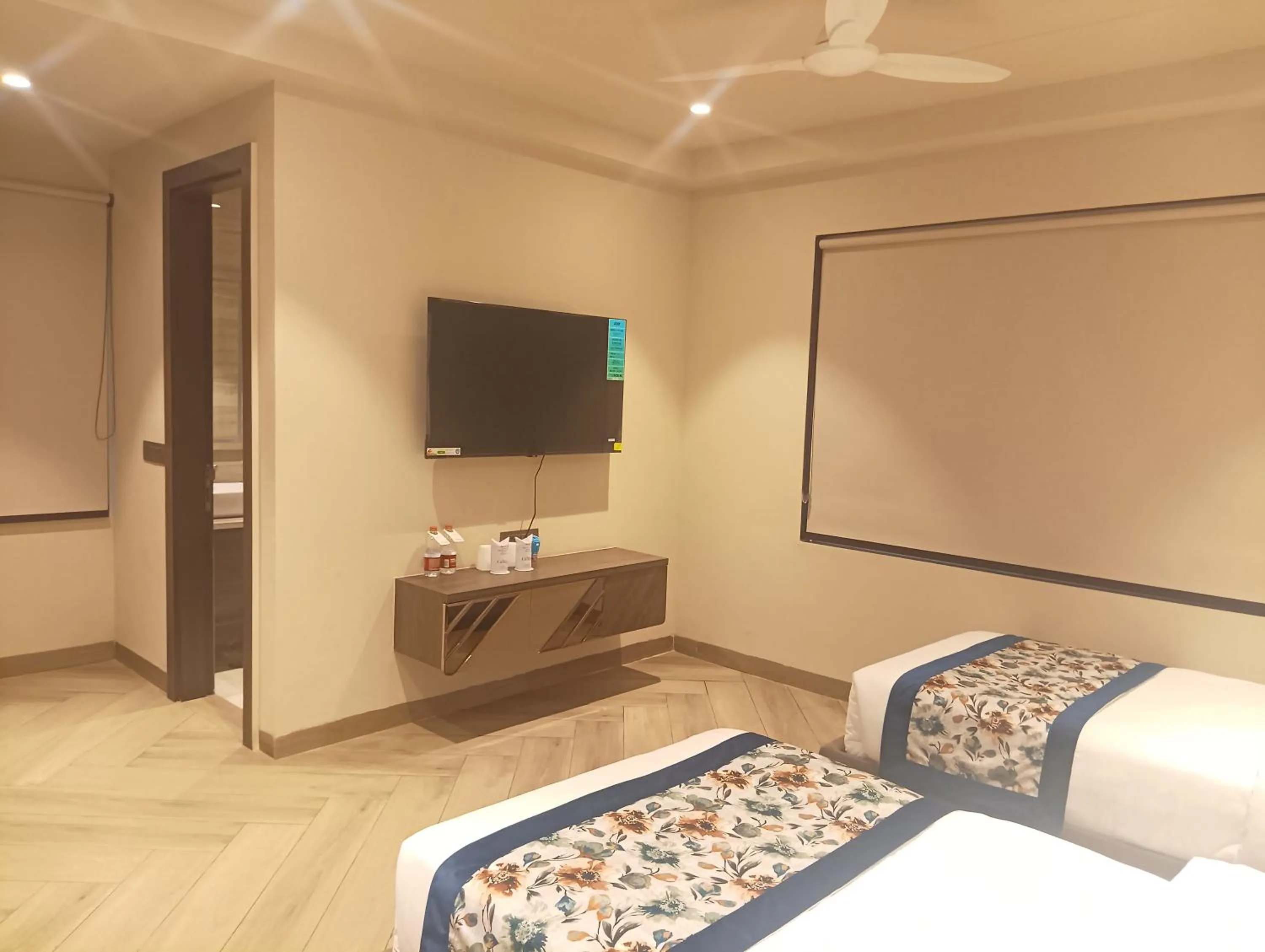Communal lounge/ TV room, Bed in Qotel Signature Coleman Janakpuri