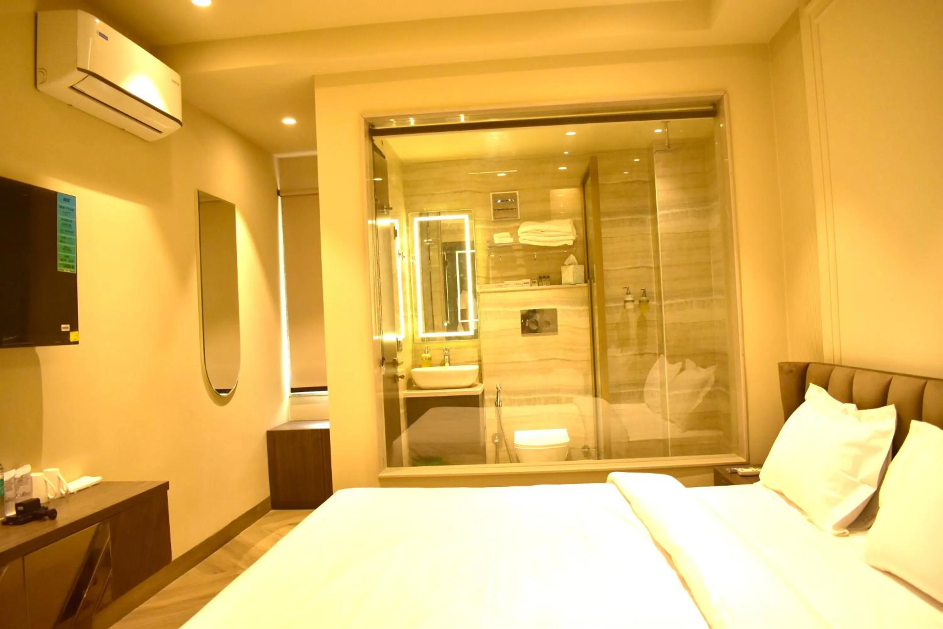 Shower, Bed in Qotel Signature Coleman Janakpuri