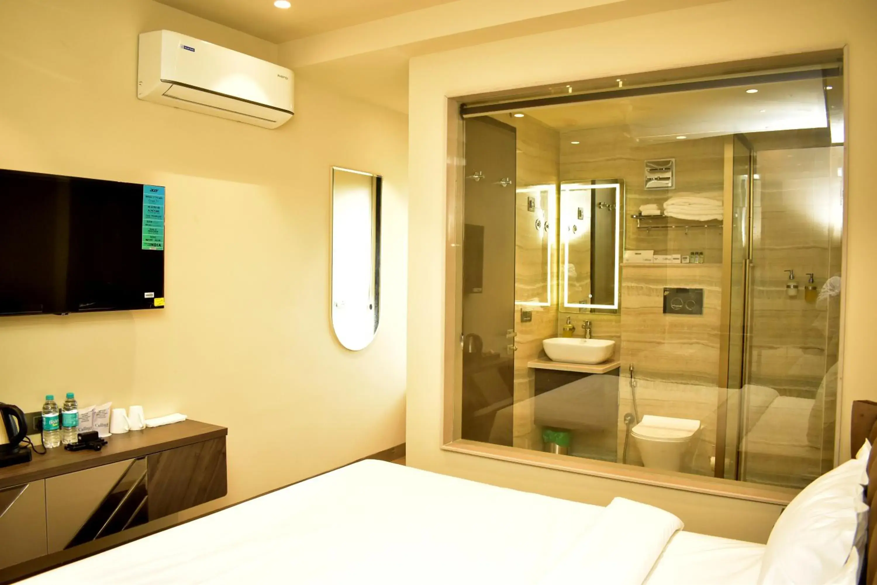Shower, Bed in Qotel Signature Coleman Janakpuri Shower, Bed in Qotel Signature Coleman Janakpuri