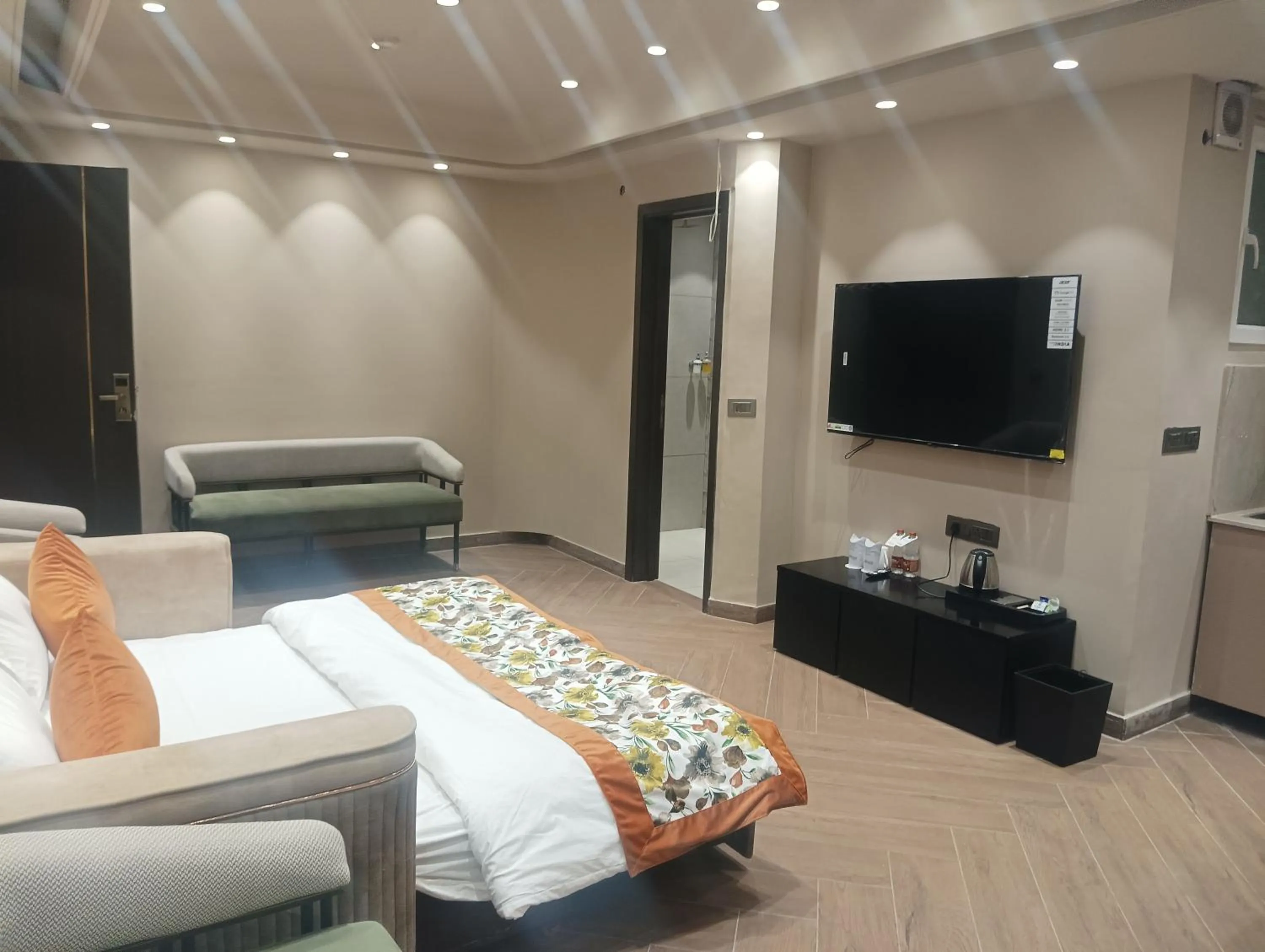 Communal lounge/ TV room, Bed in Qotel Signature Coleman Janakpuri