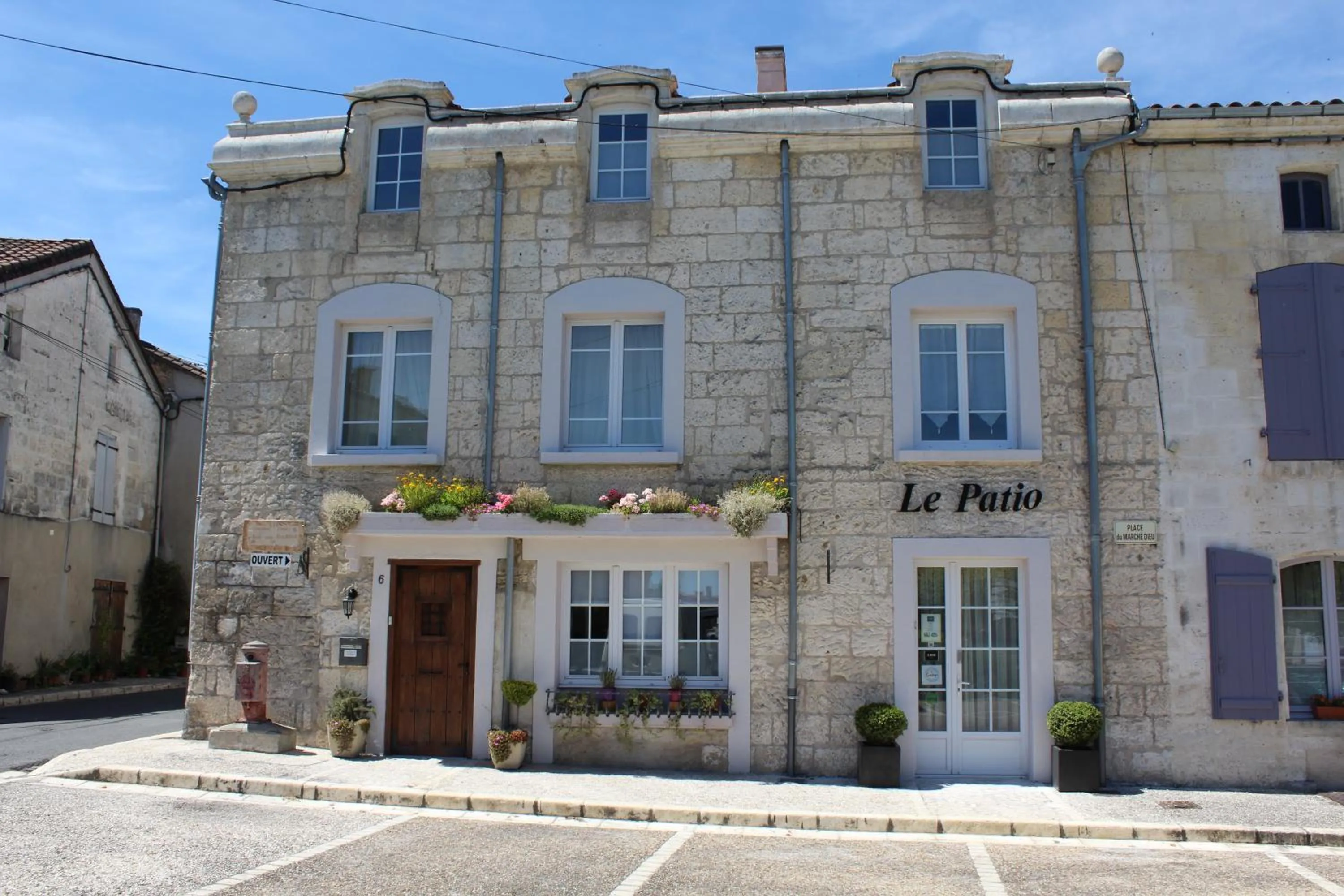 Facade/entrance in Le Patio Chambres et Tables d'Hôtes