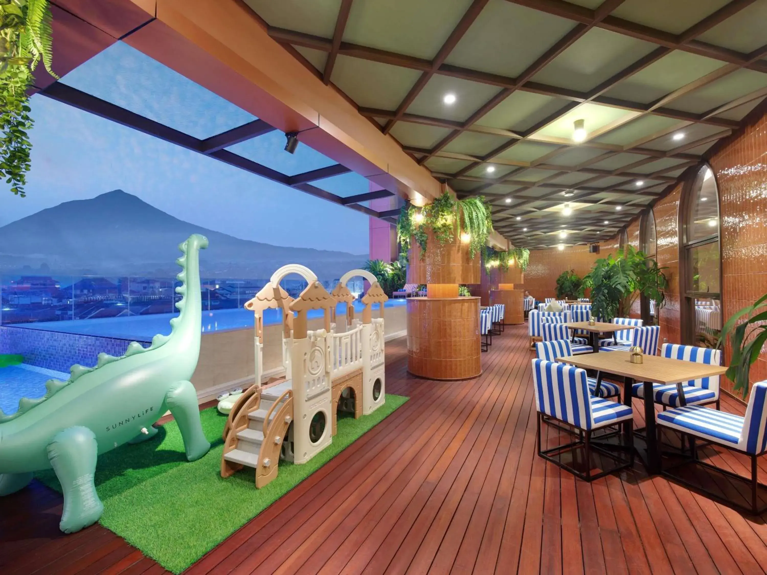 Pool view in Mercure Garut City Center Pool view in Mercure Garut City Center