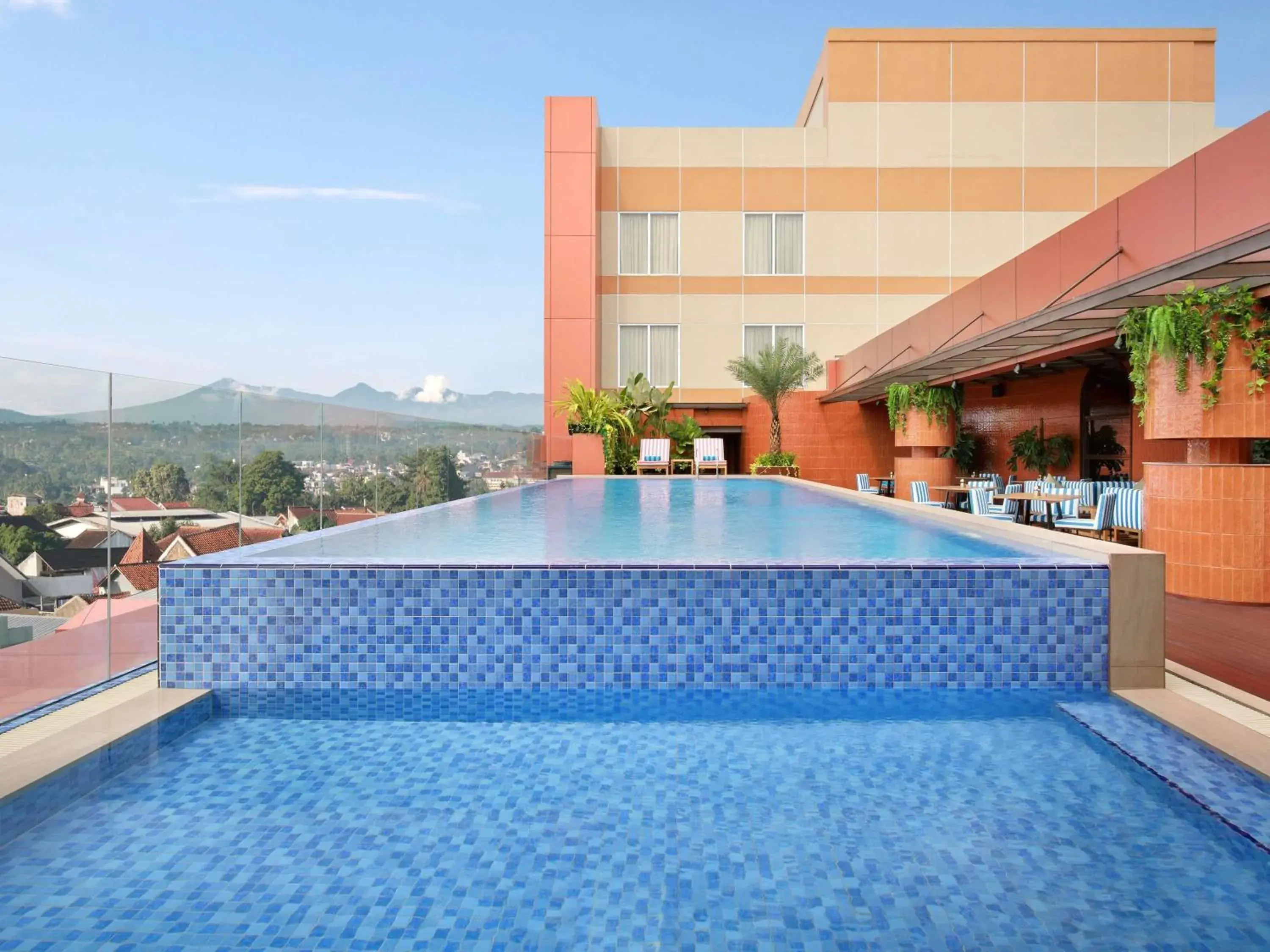 Pool view in Mercure Garut City Center Pool view in Mercure Garut City Center