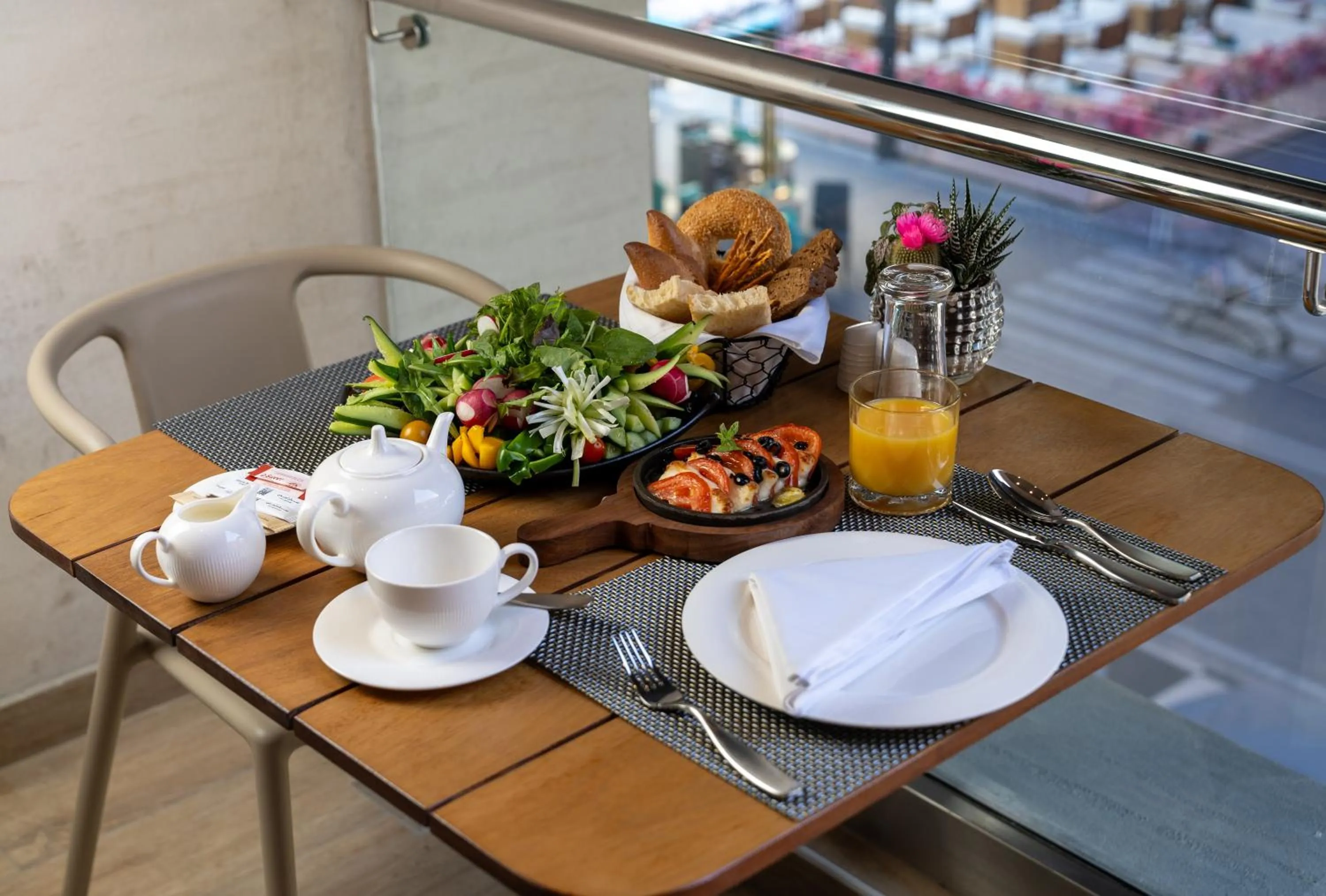 Restaurant/places to eat in West Walk Retaj Hotel