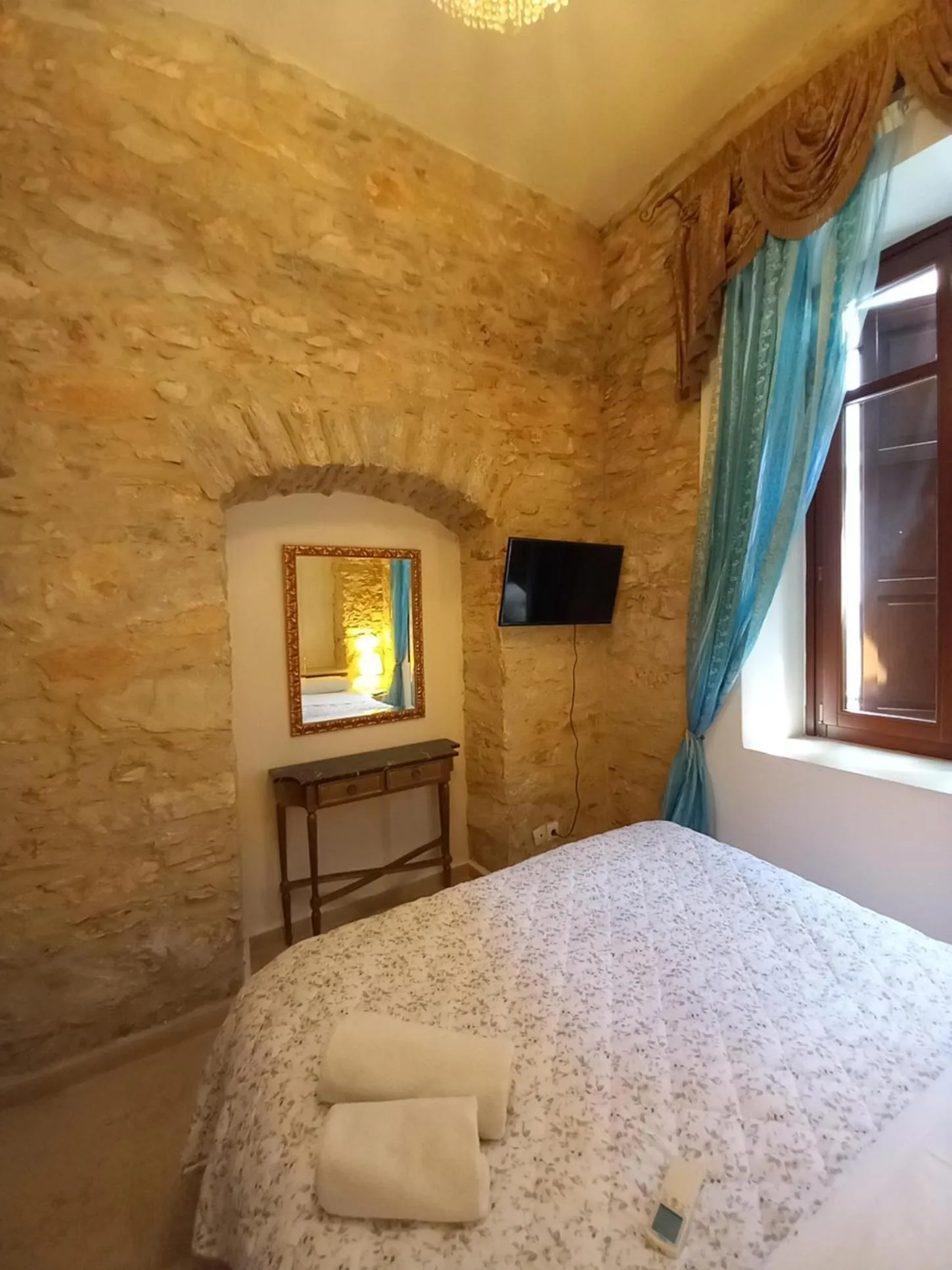 Photo of the whole room, Bed in Tsopela Boutique Hotel