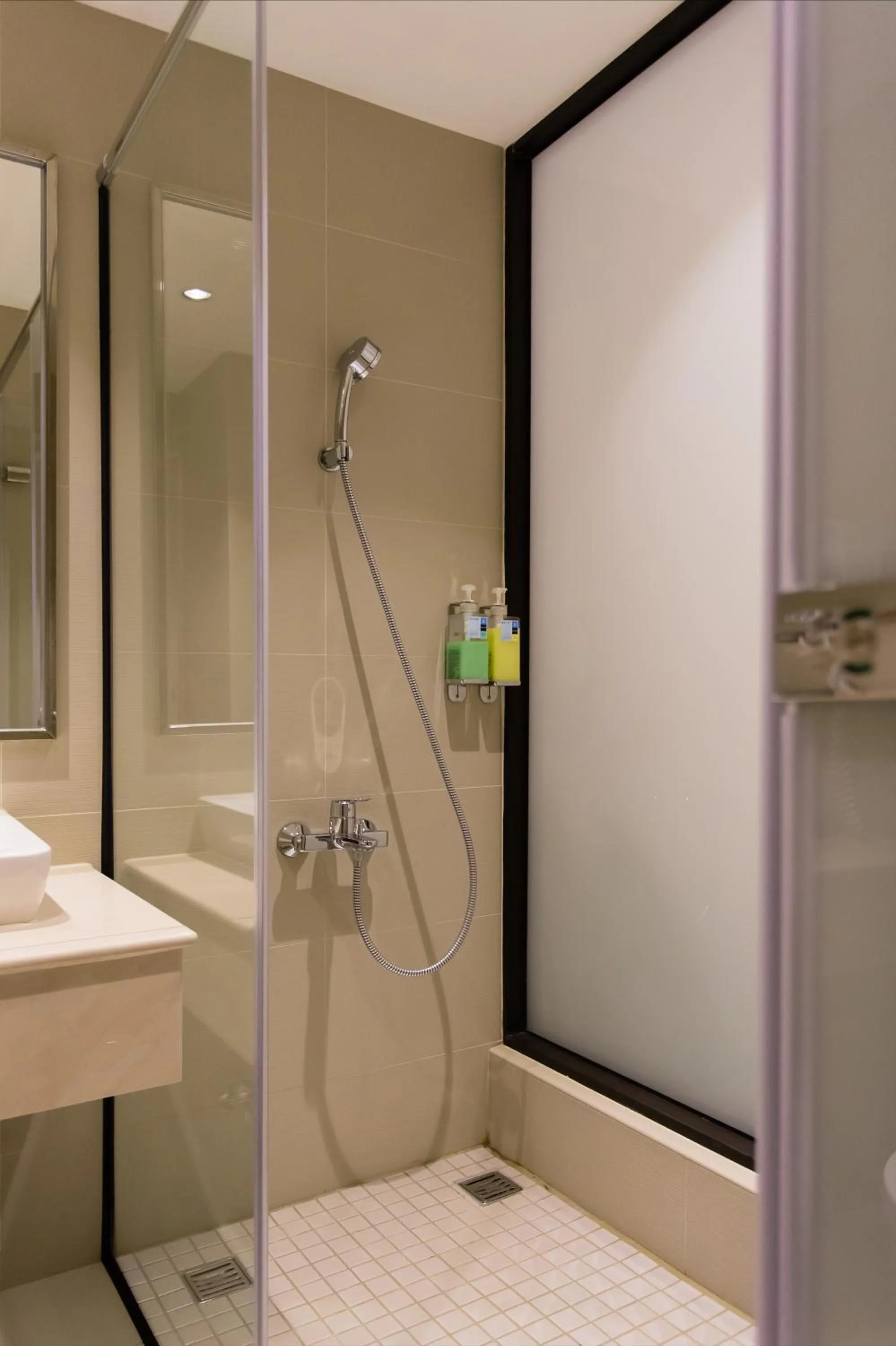 Shower in Chiayi Oriental Pearl International Hotel